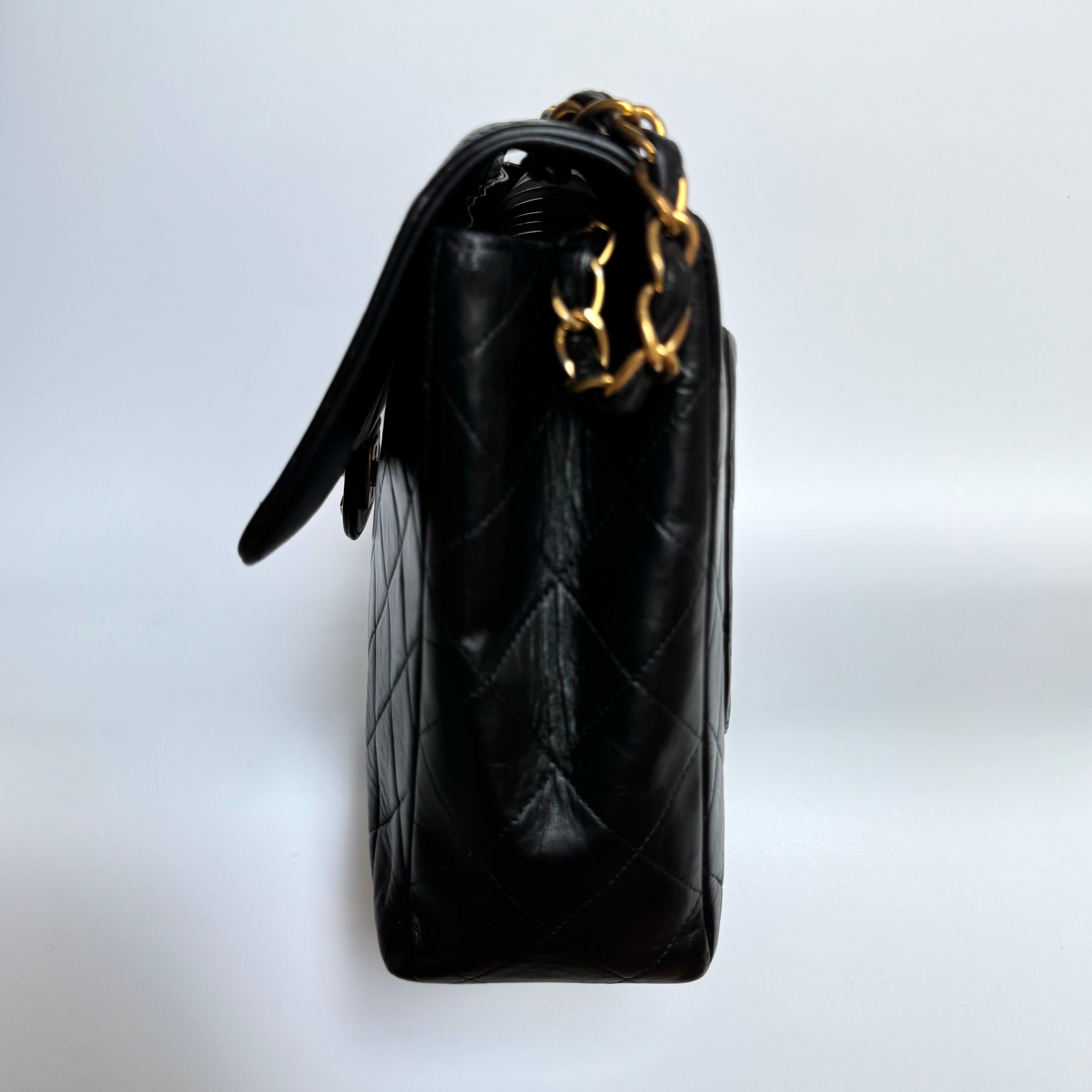 Noir Chanel Vintage Classic Maxi Flap Cuir d'agneau noir Giant CC 24 Gold Hardwar en vente
