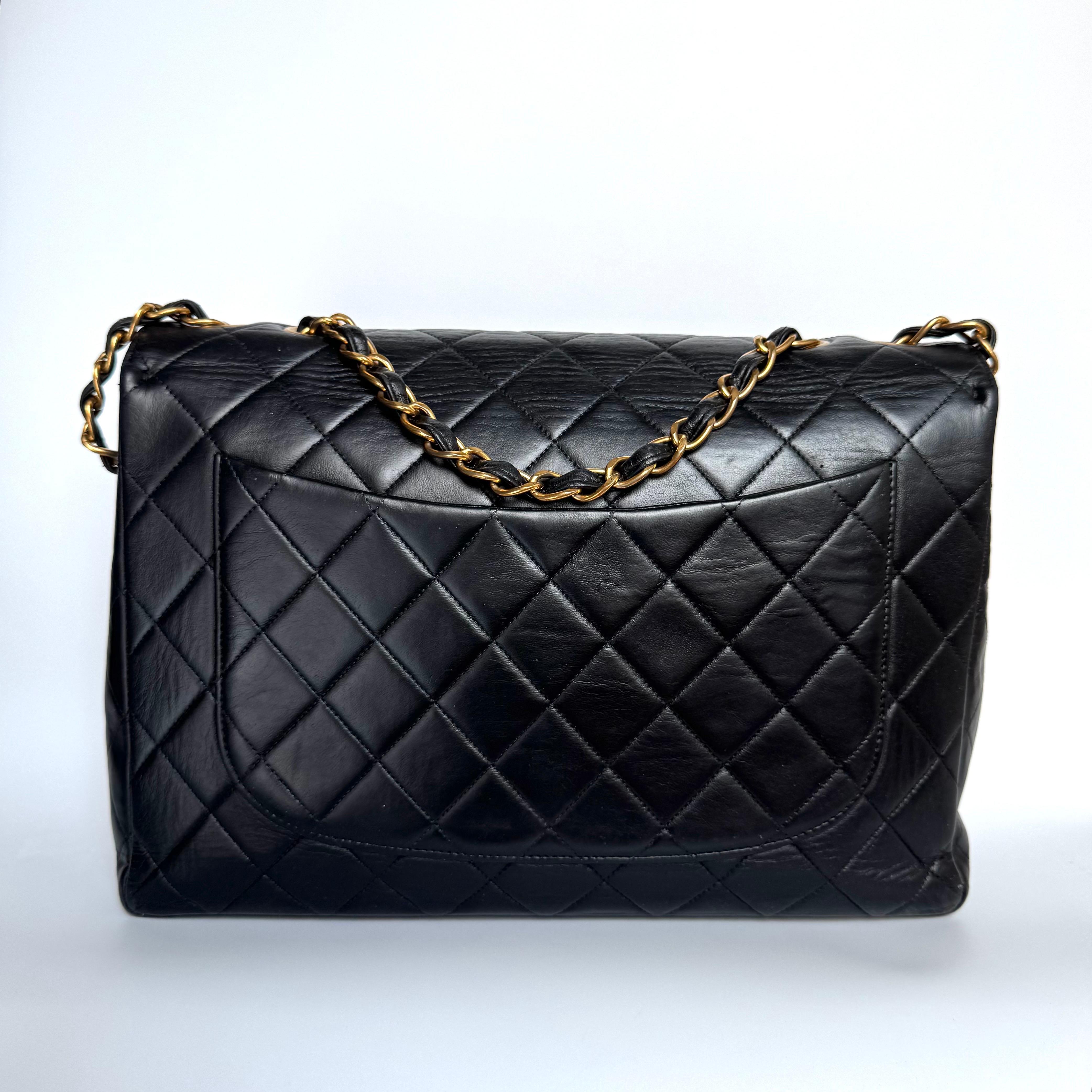 Chanel Vintage Classic Maxi Flap Cuir d'agneau noir Giant CC 24 Gold Hardwar en vente 1