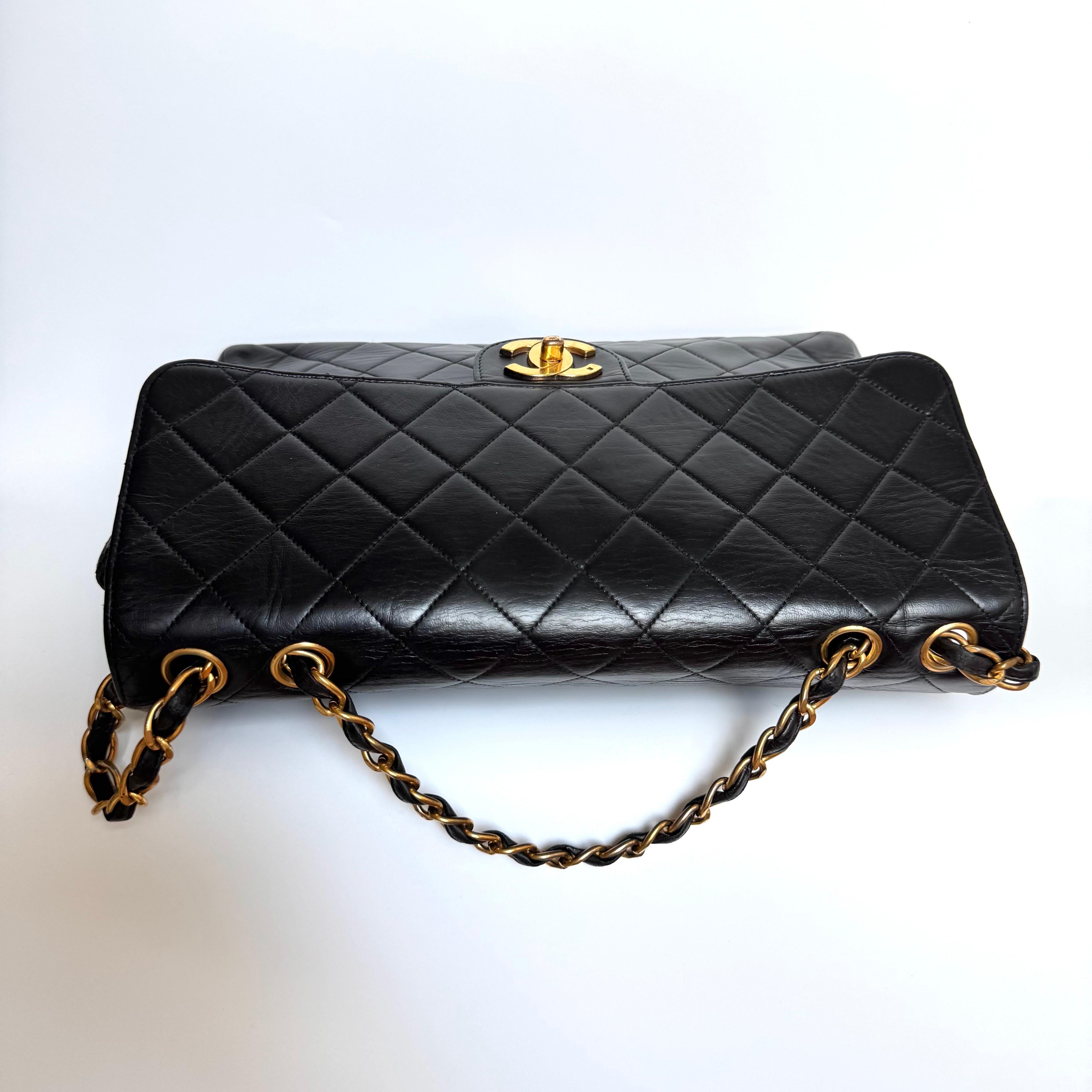 Chanel Vintage Classic Maxi Flap Cuir d'agneau noir Giant CC 24 Gold Hardwar en vente 2