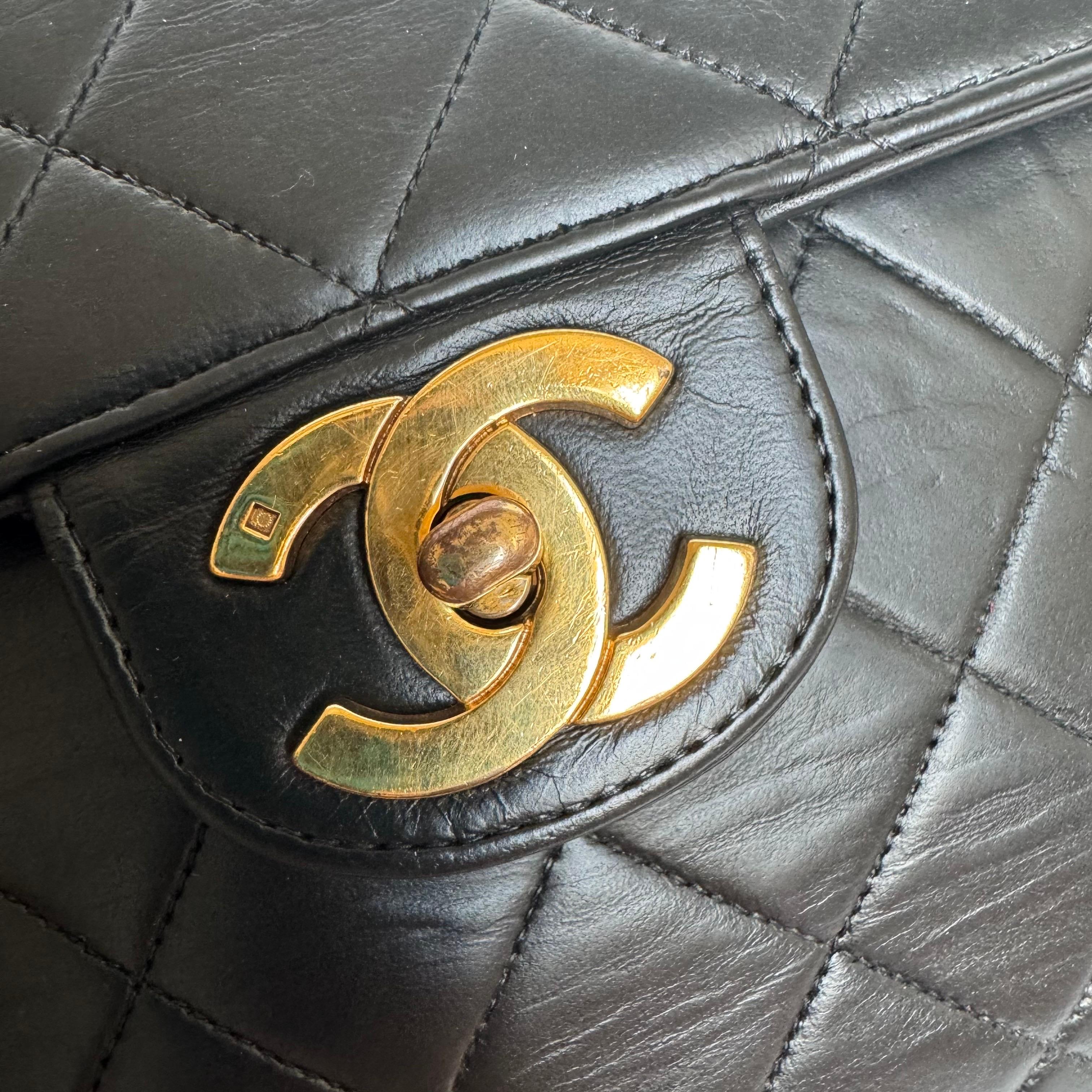 Chanel Vintage Classic Maxi Flap Cuir d'agneau noir Giant CC 24 Gold Hardwar en vente 4