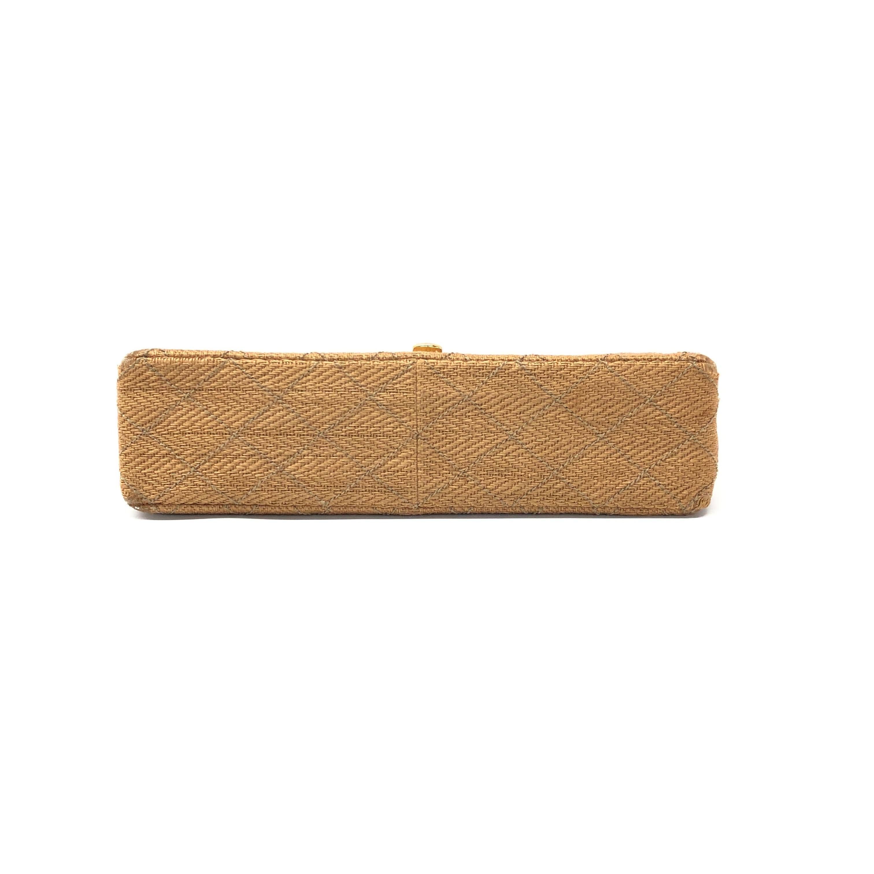 Chanel Vintage Classic Maxi Einzelne Klappe Braun Geflochtene Raffia Canvas Diamond Stit im Angebot 1