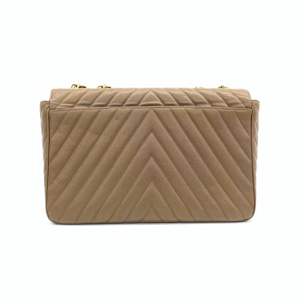Chanel Vintage Classic Maxi Flap Taupe Brown Caviar Stitch 24 Gol Bon état - En vente à AUBERVILLIERS, FR