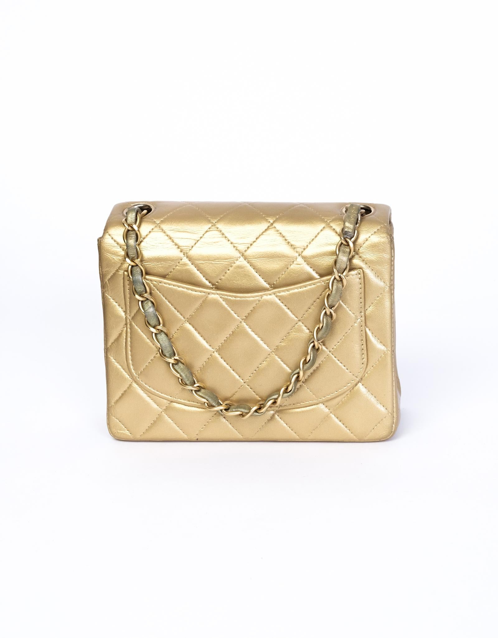 Este bolso vintage con solapa mini cuadrada presenta un exterior de piel de cordero acolchada con diamantes dorados, herrajes dorados, una solapa delantera con un cierre de bloqueo de giro CC entrelazado con la firma, y una cadena dorada entrelazada