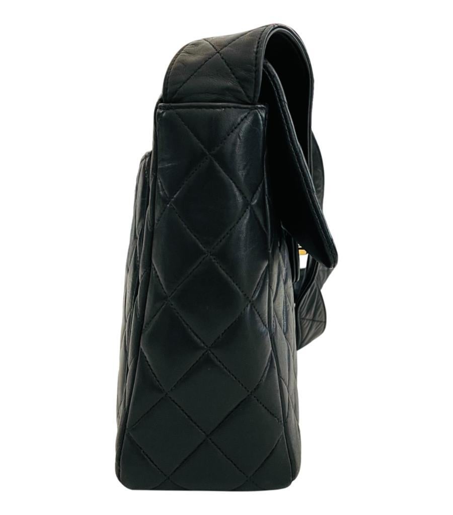 Chanel Vintage Classic Gesteppte Lederklappentasche

Schwarze Umhängetasche aus rautenförmig gestepptem Leder.

Ausgestattet mit einer Frontklappe mit dem charakteristischen goldenen 