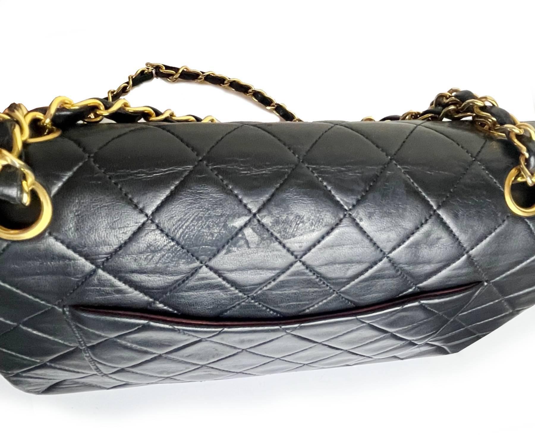 Bolso de hombro Chanel Vintage Classic Timeless con doble solapa de 10″ de piel de cordero en venta 3