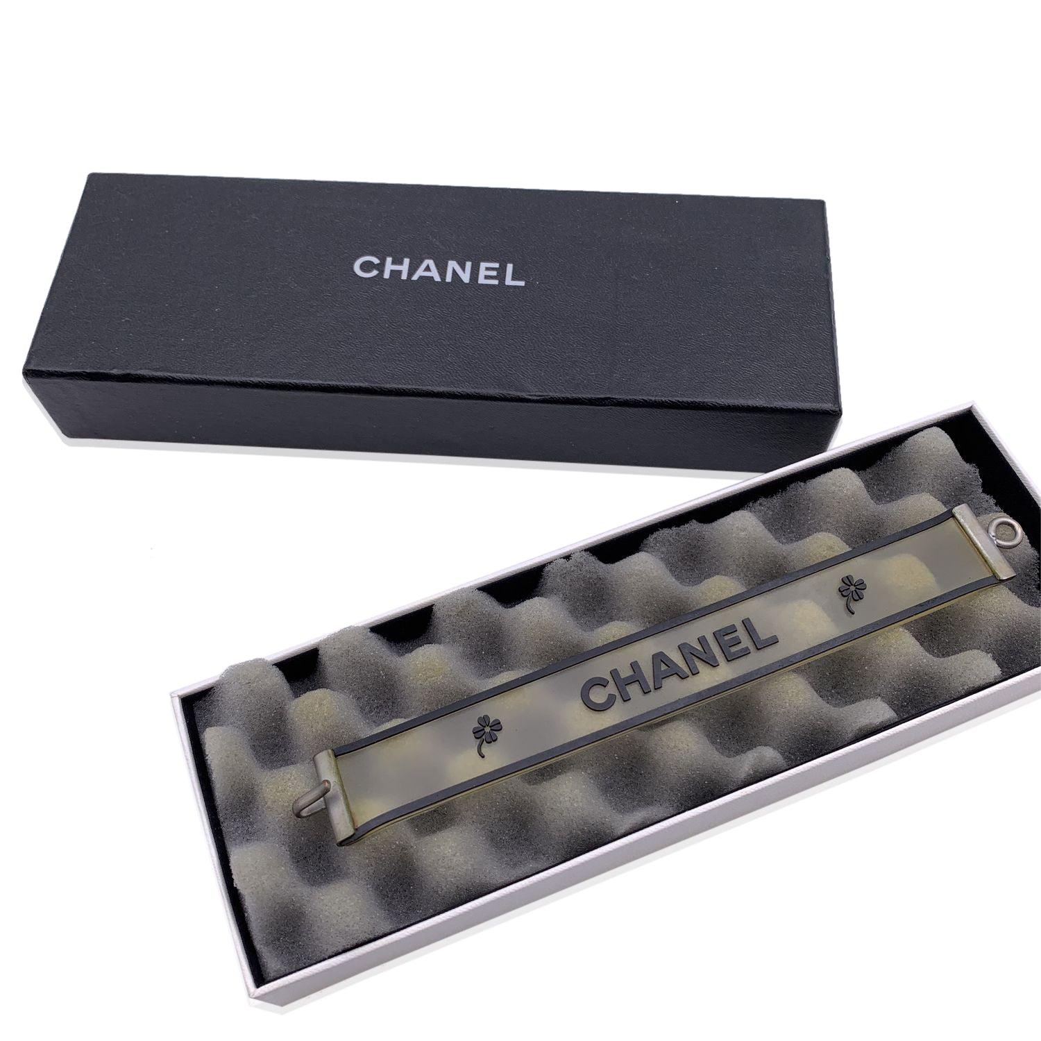 Chanel Vintage Clear and Black Rubber Logo Quatrefoil Bracelet For Sale 1