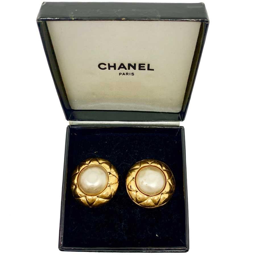 Iconic pair of CHANEL earrings from the 80s. Vintage clip in gold metal with a quilted effect and a pearly fantasy pearl in its center.
The clips hold well to the ears.
Made in France.
The clips are in good condition. The metal is in very good