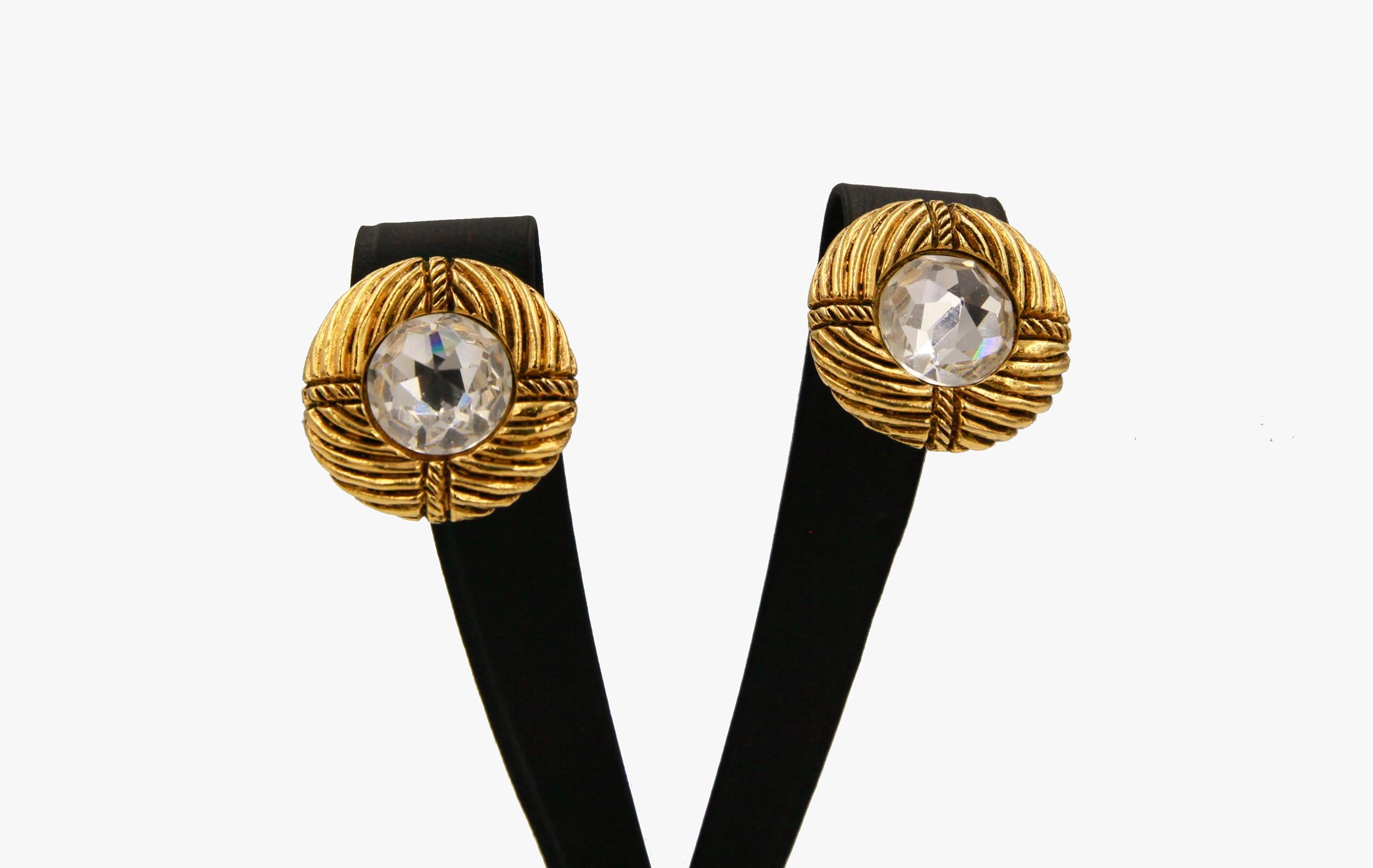 Vintage Chanel goldfarbene Ohrringe mit Strassstein in der Mitte.

Unterschrieben.

Zeitraum: 1970s

Zustand: Gut. Mäßige Flecken im gesamten Metall.

........Zusätzliche Informationen ........

- Das Foto kann sich aufgrund der Beleuchtung während