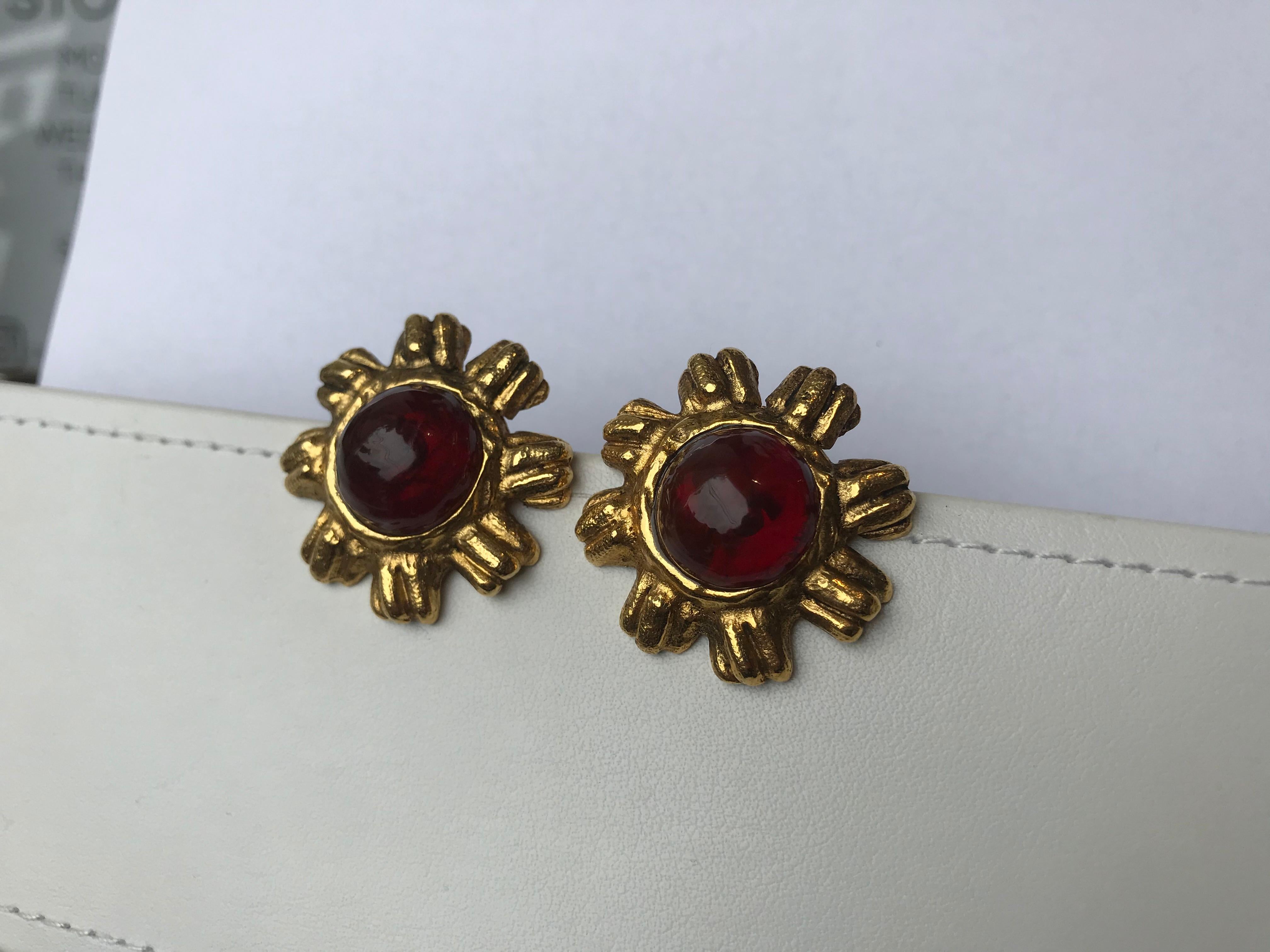 Chanel Vintage Clip-On Earrings In Good Condition For Sale In Roslyn, NY