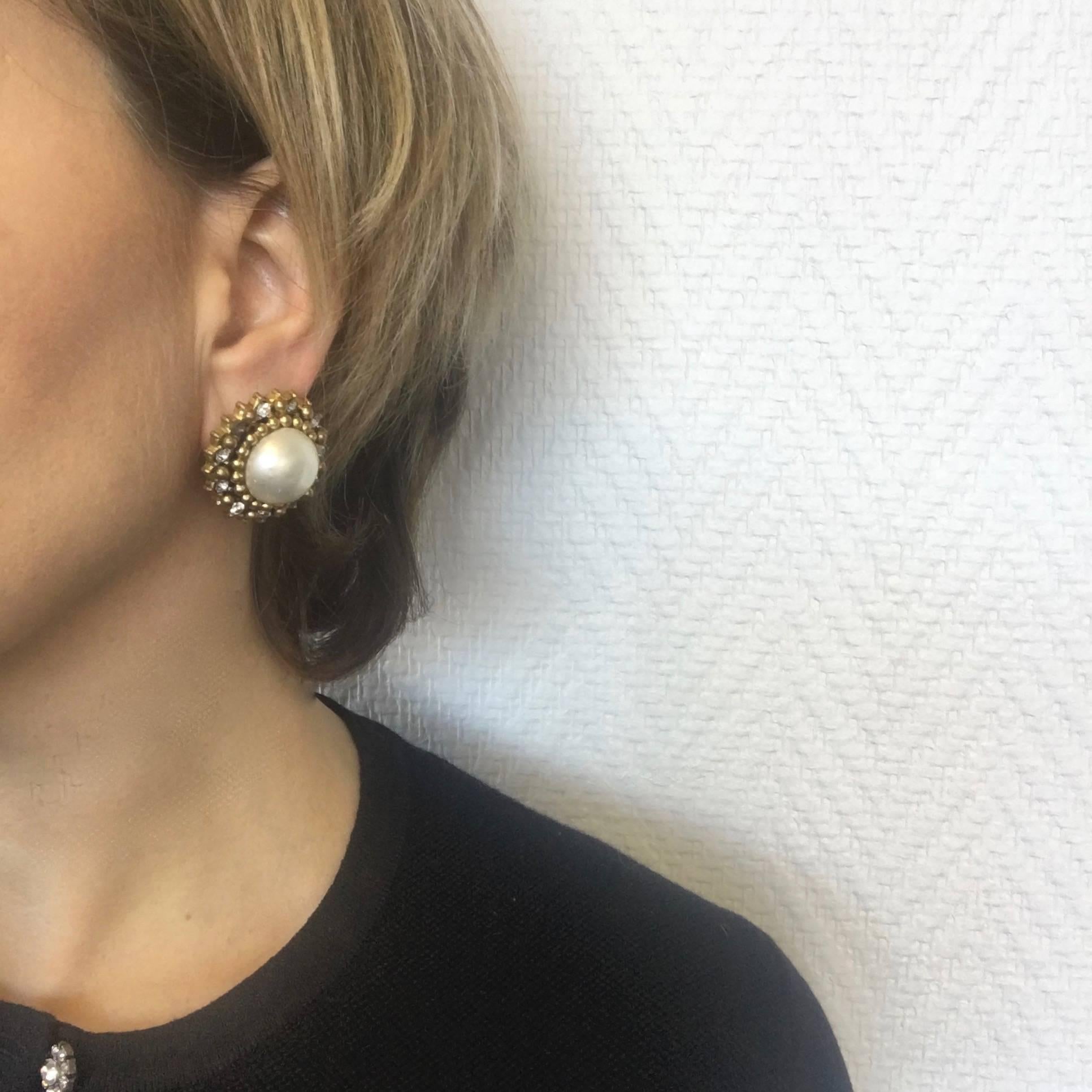 Couture! CHANEL clip-on earrings in aged gold metal, pearl in molten glass surrounded by a row of rhinestones. 

Vintage jewel. In good condition. Micro scratches on the pearl.

Brand engraved on the back.

Dimensions: 3.3 cm in diameter

Will be