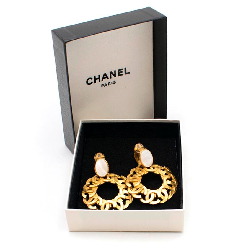Chanel Vintage Clip-on Interlocking CC Hoop Pendant Earrings

- Interlocking CC hoop pendant earrings from Chanel Vintage featuring a clip fastening, a mother of pearl effect stud detail, an interlocking CC chain detail and a hoop shaped pendant. 
-
