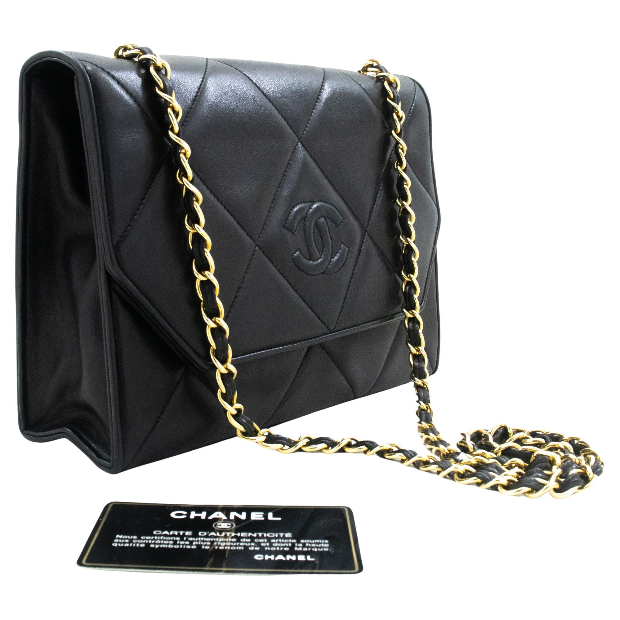 CHANEL Vintage Coco Kette Umhangetasche aus gestepptem Lammfell mit schwarzer Klappe bei 1stDibs