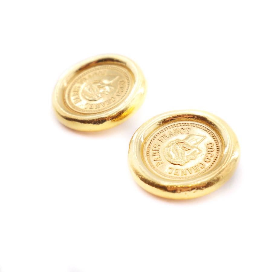 The earrings are from Maison CHANEL. They come in the form of golden coins with the Coco CHANEL effigy in its center encircled by the words: COCO CHANEL PARIS FRANCE.
Characteristics of the Coco CHANEL golden clips
The clips are in perfect condition