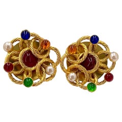 Chanel, grandes clous d'oreilles vintage en perles et Gripoix de couleur 23, 65640