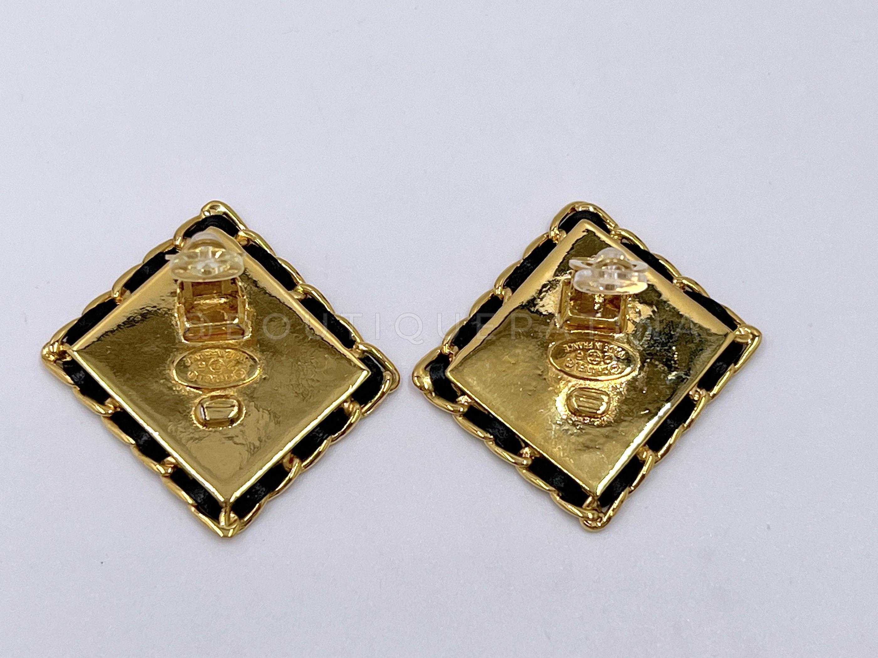 Store SKU: 65924
Chanel Vintage Collection 26 Square CC Logo Woven Chain Framed Giant Stud Earrings

The clips are positioned so that the earrings hang diagonally from the ear. Brushed gold plated metal surface and woven chain border. 

Measures 1.5