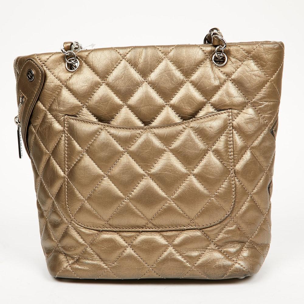 CHANEL vintage Copper Quilted Leather Bucket Bag.
Very convenient. This bucket bag closes with a zip. It is in quilted leather in copper color. 
It is carried over the shoulder by two handles. The hardware is in palladium silver metal. The corners