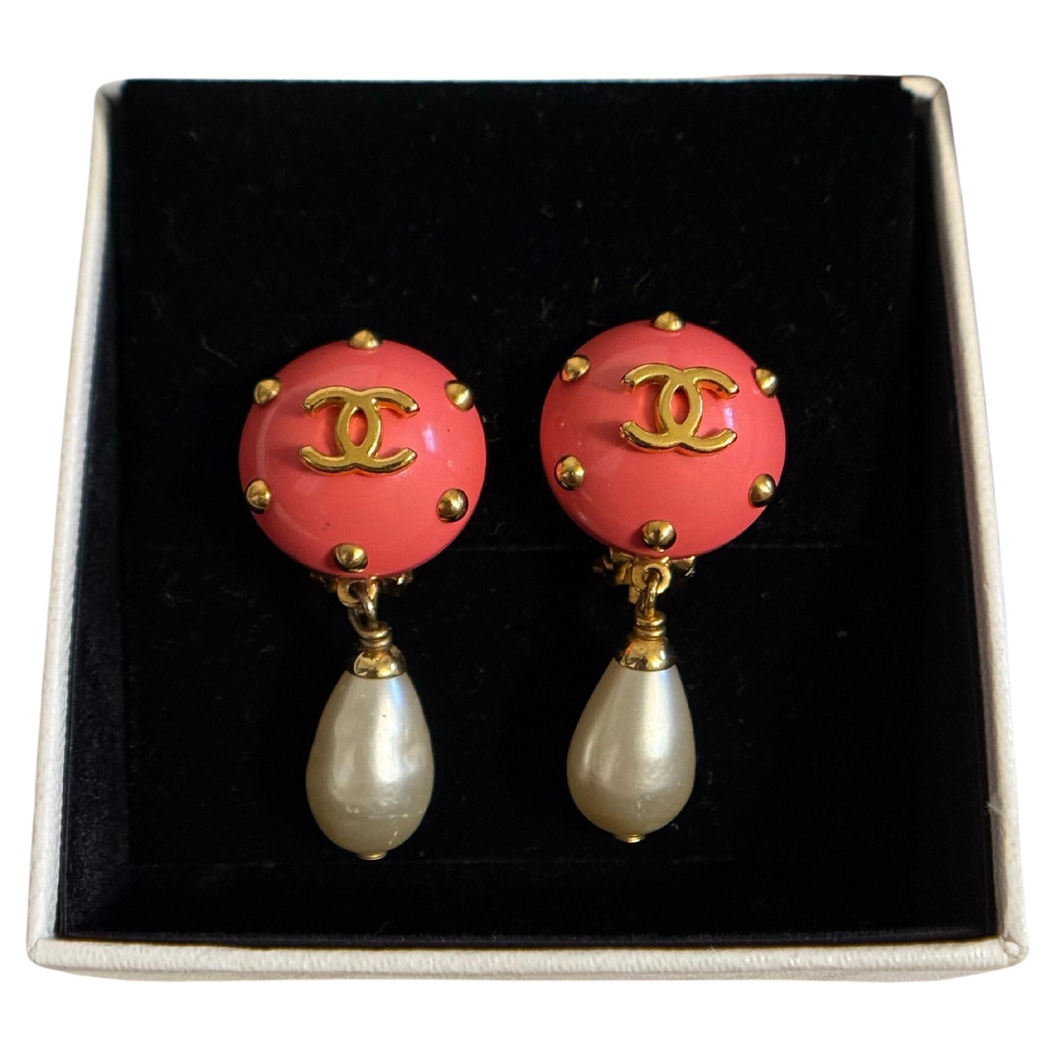 CHANEL Vintage Koralle und Gold CC Faux Perle baumeln Clip auf Ohrringe