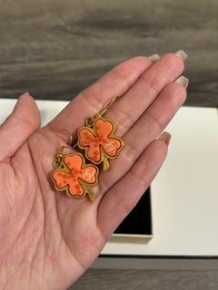 CHANEL Vintage Coral Clover CC Statement-Baumel-Ohrringe