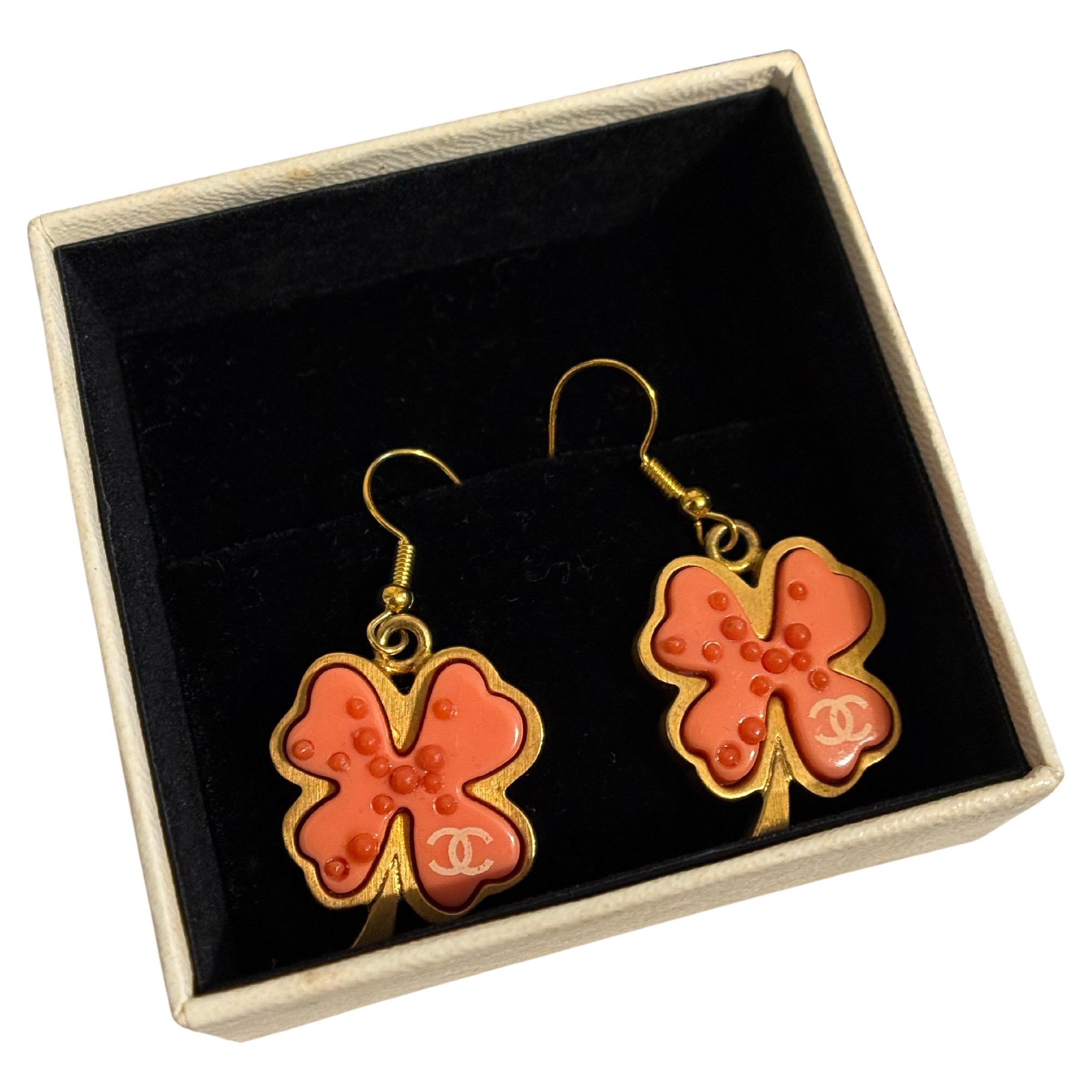 Orecchini a pendente Chanel Vintage in corallo e trifoglio CC