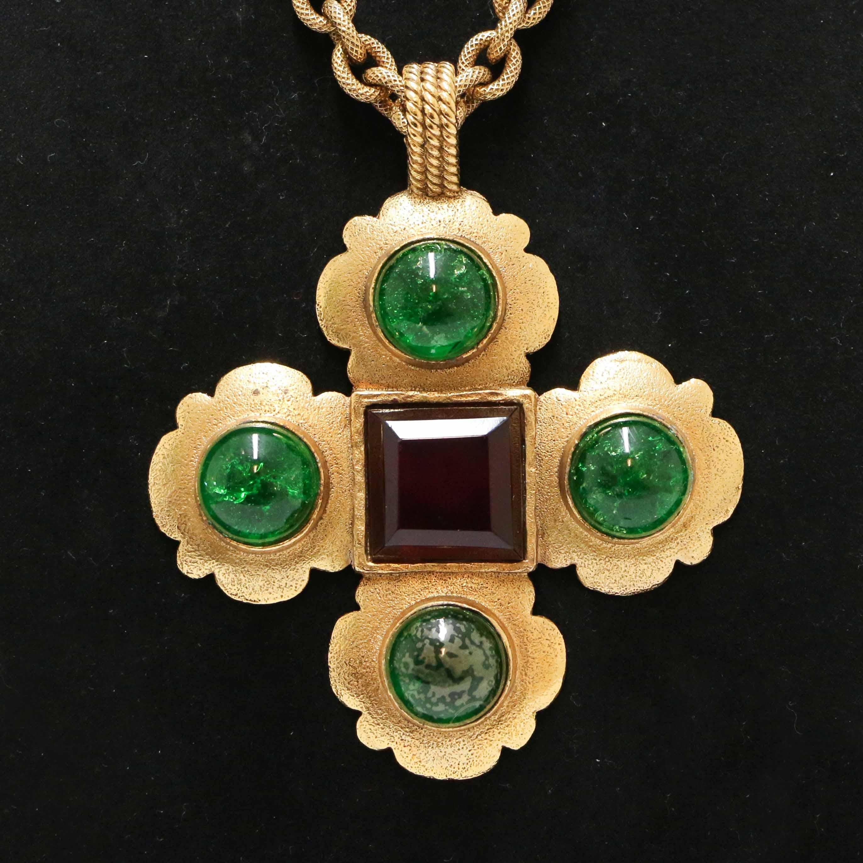 Amazing Chanel couture necklace in glass paste
Condition: good
Made in France
Material: green glass paste, gold-plated metal, red crystal
Color: gold, green, red
Dimensions: pendant 9 x 9 cm, chain length 78 cm
Hardware: gold-plated metal 
Stamp :