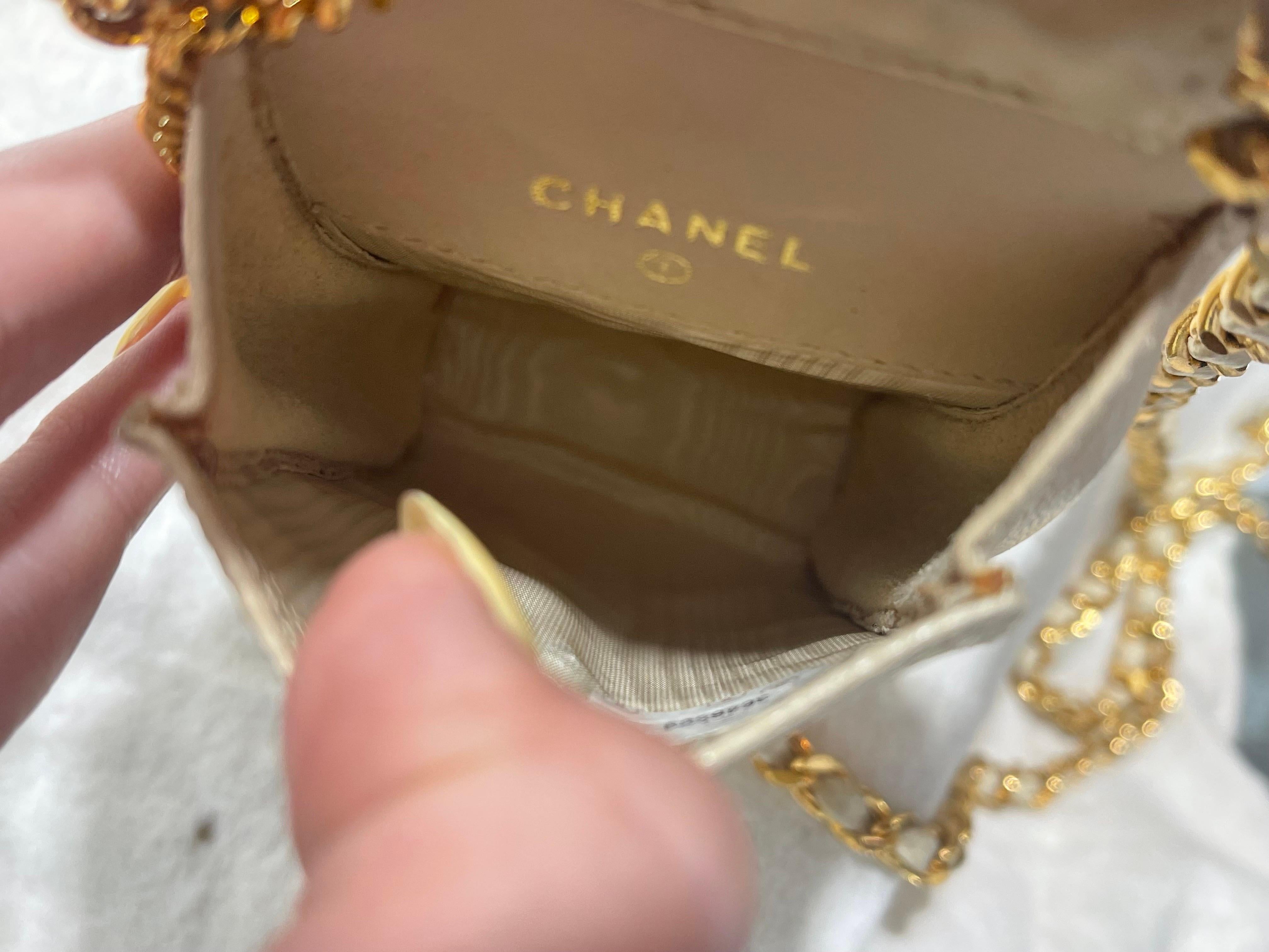 Chanel - Pochette à chaîne en cuir texturé crème vintage en vente 11