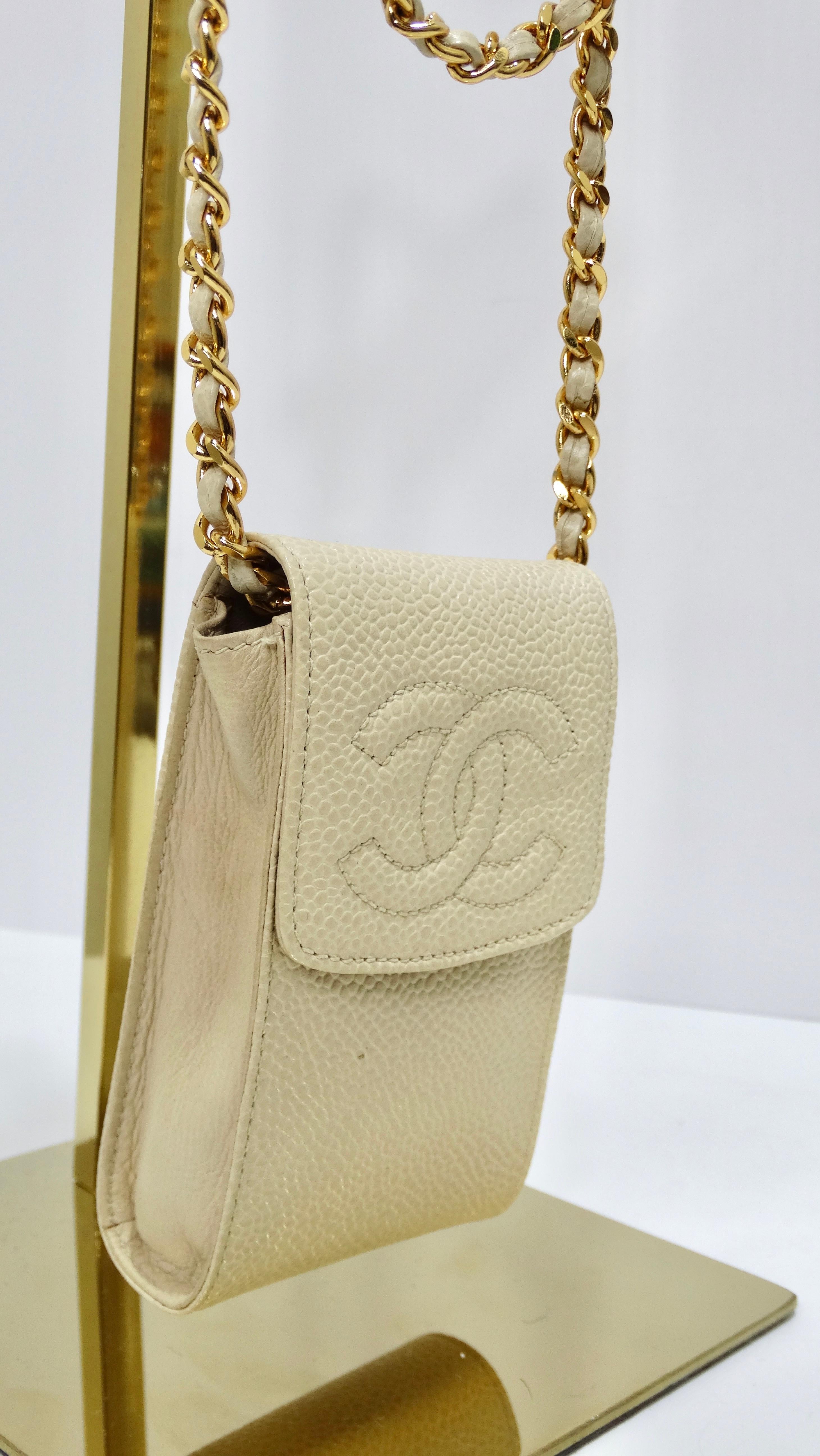 Beige Chanel - Pochette à chaîne en cuir texturé crème vintage en vente