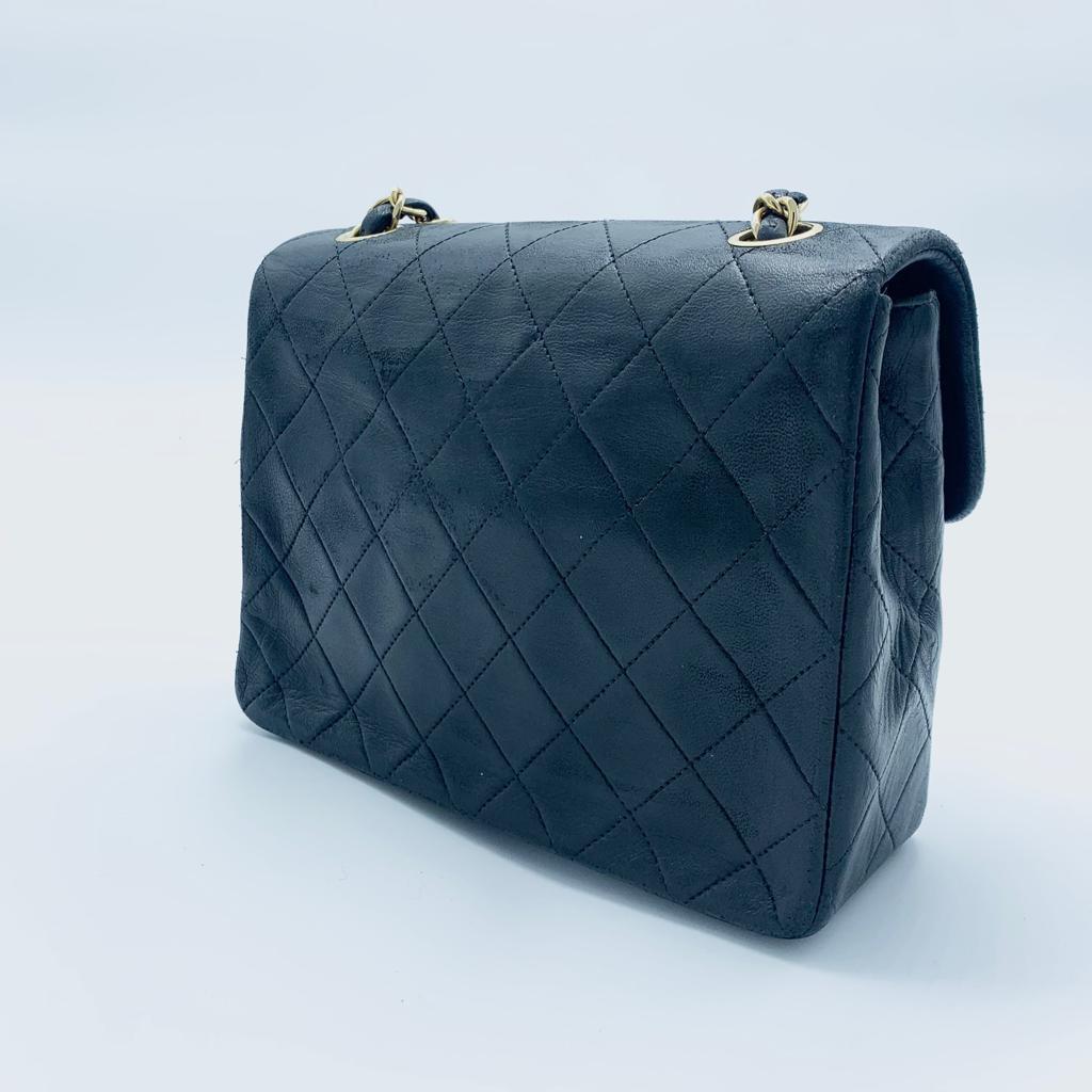 CHANEL Vintage Crossbody Mini Bag in Black Lambskin Leather In Good Condition In Paris, FR