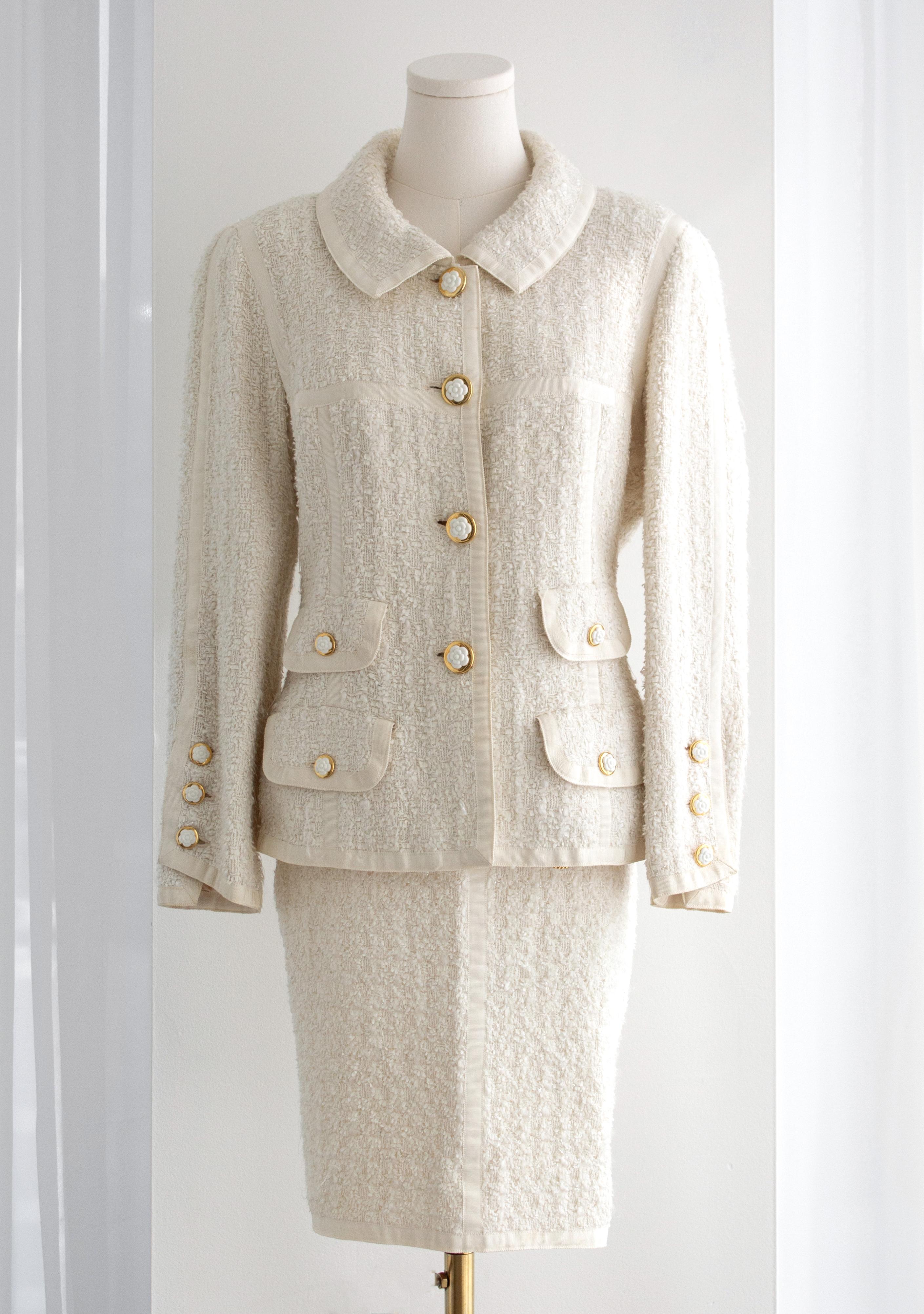 Chanel Vintage Cruise 1992 White Tweed Gold Camellia Flower Buttons Jacket Skirt In Good Condition In Jersey City, NJ