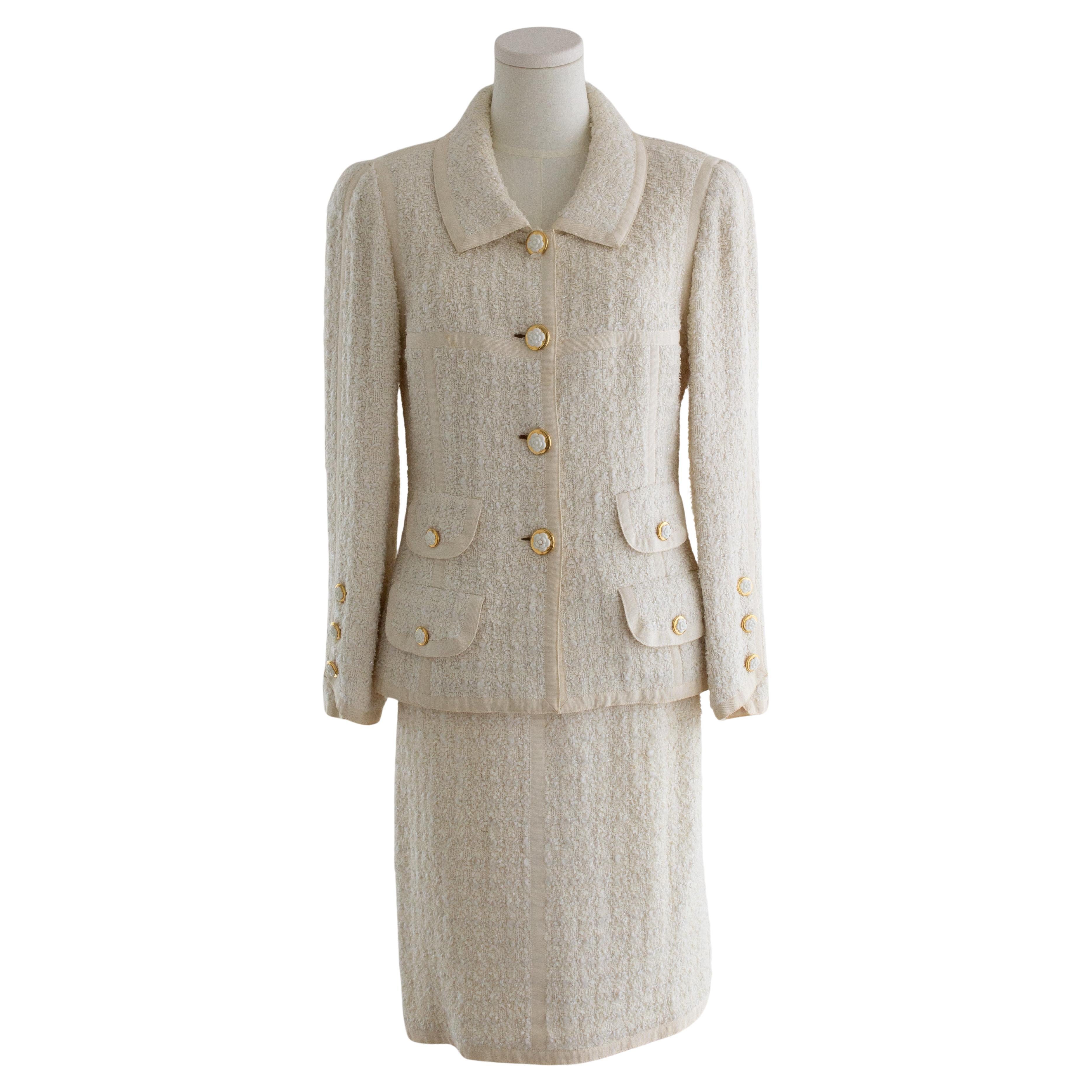 Chanel Vintage Cruise 1992 White Tweed Gold Camellia Flower Buttons Jacket Suit en vente