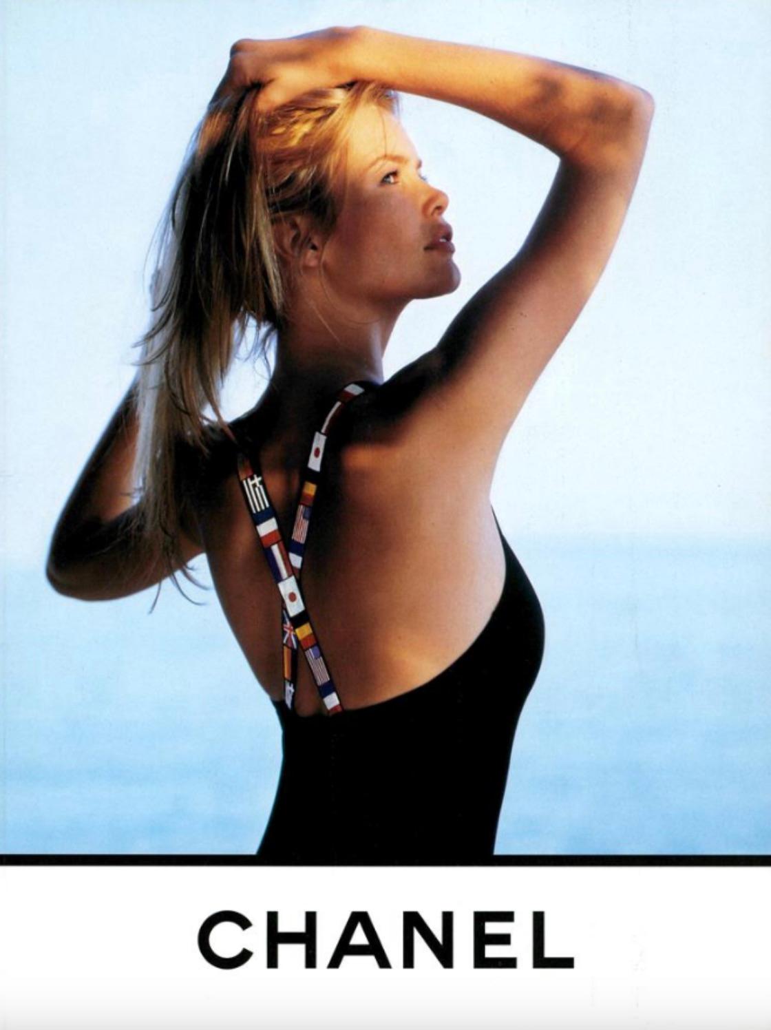 Erleben Sie die Anziehungskraft von Chanel im Vintage-Stil mit diesem seltenen Sammlerstück: dem einteiligen Badeanzug im Vintage-Stil, der von der Ikone Karl Lagerfeld für die Kollektion Chanel Cruise 1994/1995 entworfen wurde. Mit internationalen