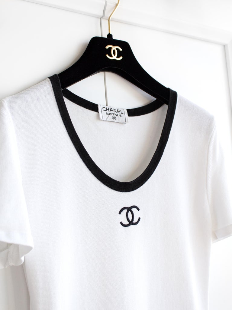 Chanel Vintage F/S 1994 Weiß Schwarzes T-Shirt aus Baumwolle mit CC-Logo  94P bei 1stDibs