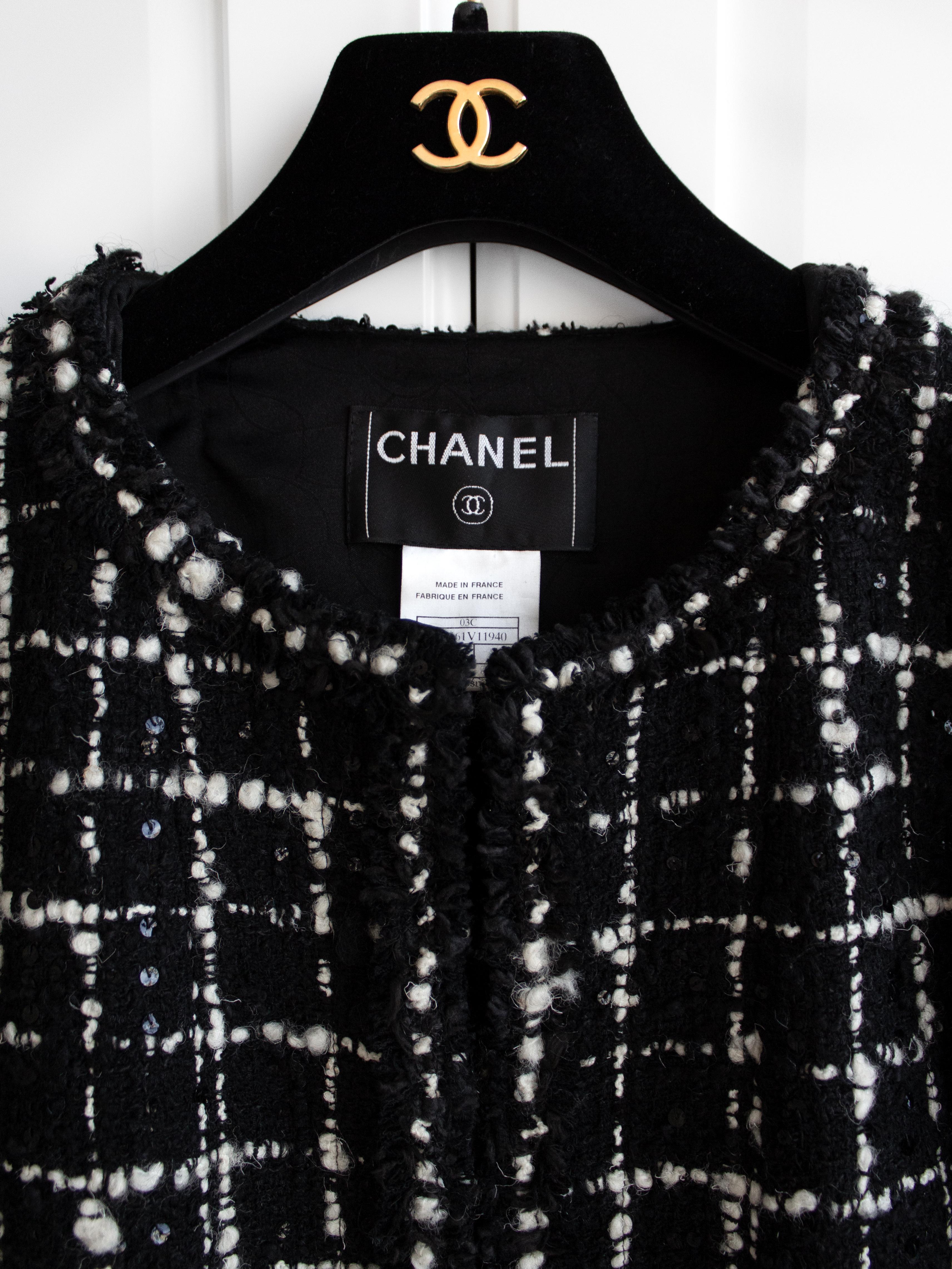 Chanel Vintage Cruise 2003 Black White Sequin Tweed 03C Jacket Skirt Suit In Good Condition In Jersey City, NJ