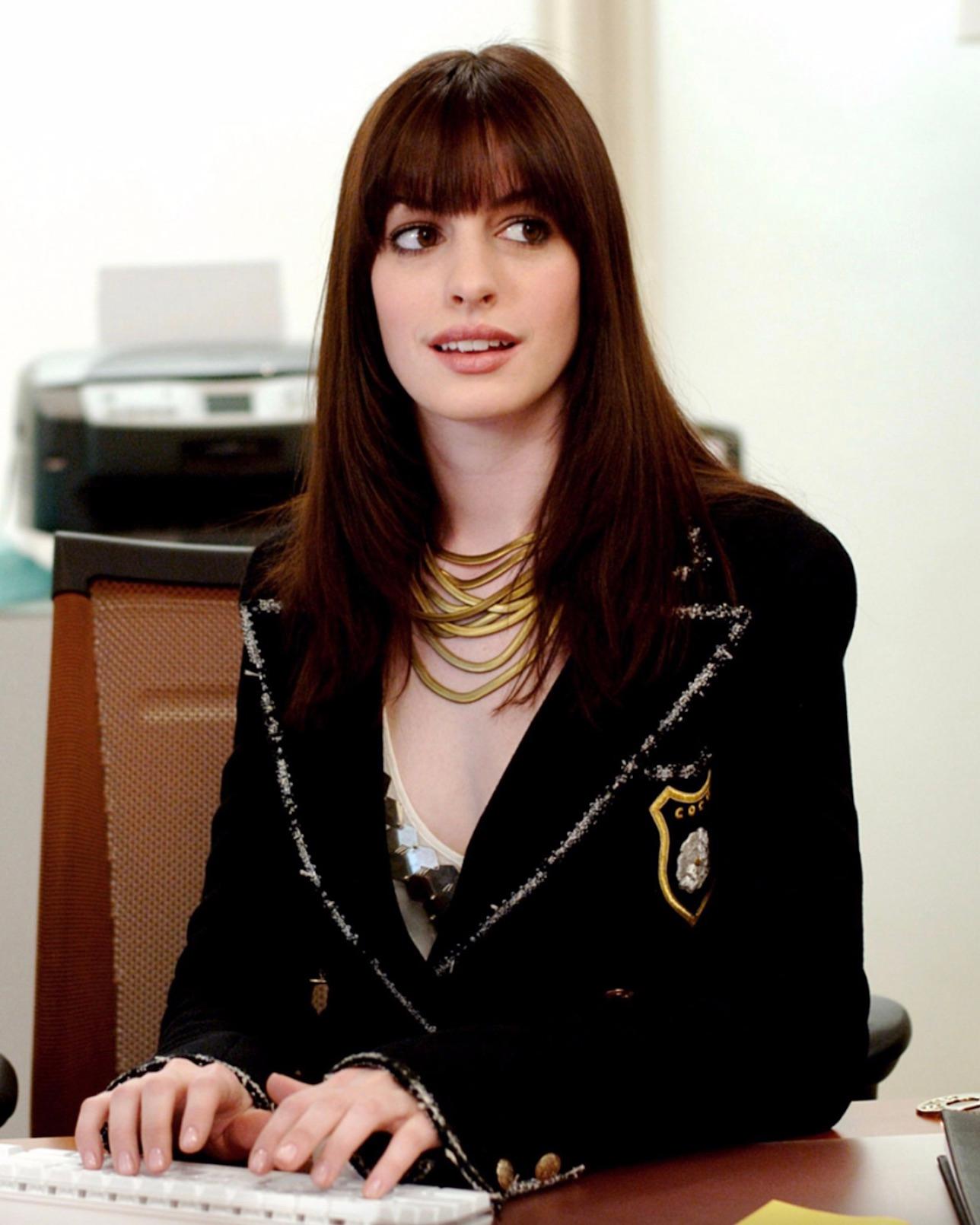 Diese begehrte schwarze Tweedjacke aus der Chanel-Cruise-Kollektion 2005 ist ein echtes Sammlerstück, das durch seine Auftritte an Anne Hathaway in The Devil Wears Prada sowie an Paris Hilton, Nicky Hilton und Kim Cattrall zur Ikone wurde. Diese