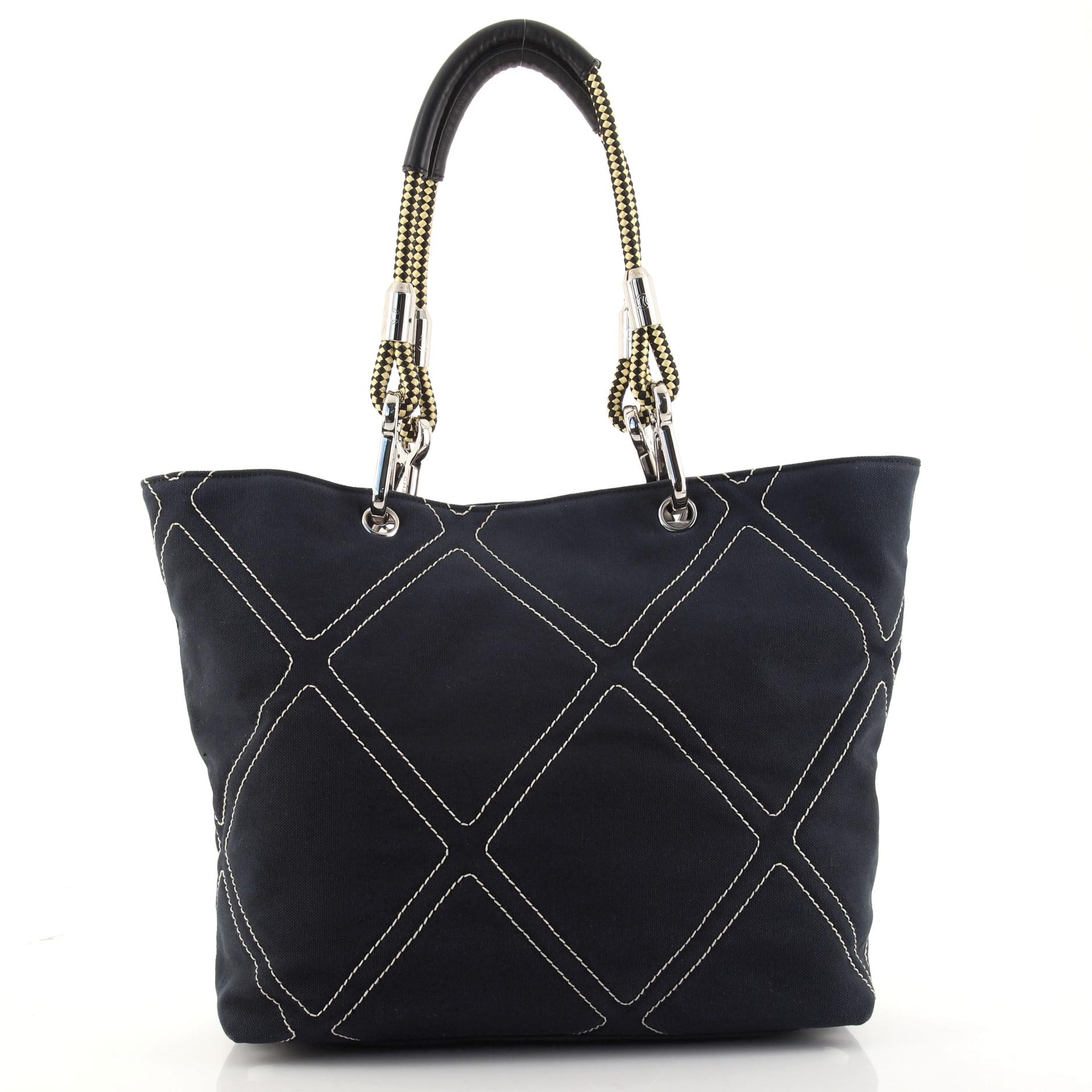 Chanel Vintage Cruise Line No.5 Tragetasche aus gestepptem Segeltuch Medium im Zustand „Gut“ in NY, NY
