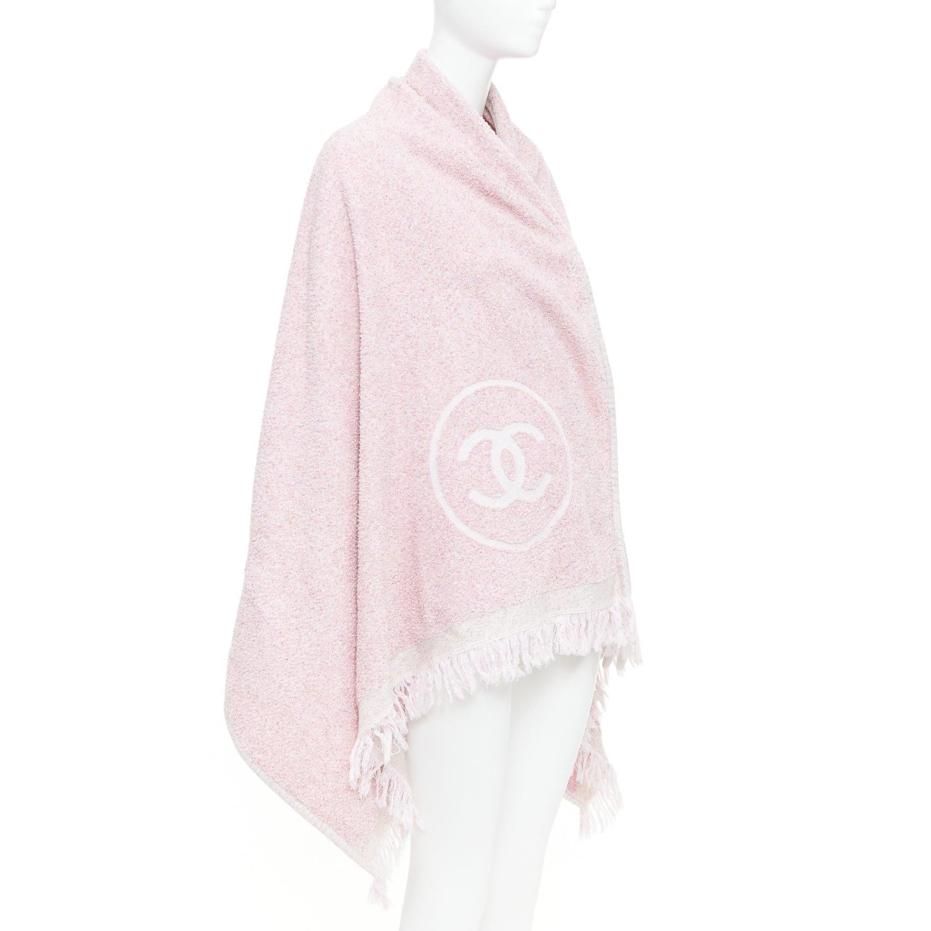 Telo da spiaggia Chanel Vintage Cruise rosa 100% cotone boucle bianco logo CC con frange
Riferimento: CNPG/A00135
Marchio: Chanel
Designer: Karl Lagerfeld
Collection'S: Linea Crociera
Materiale: Cotone
Colore: rosa, bianco
Modello: Tinta