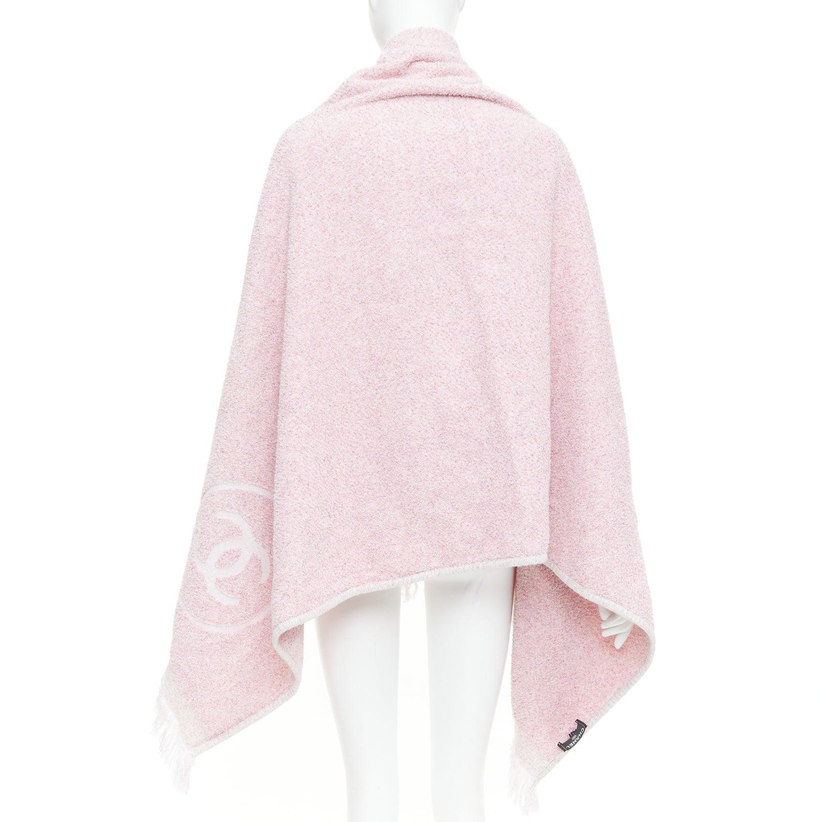 Telo mare Chanel Vintage Cruise rosa 100% cotone boucle CC con logo e frange in vendita 1