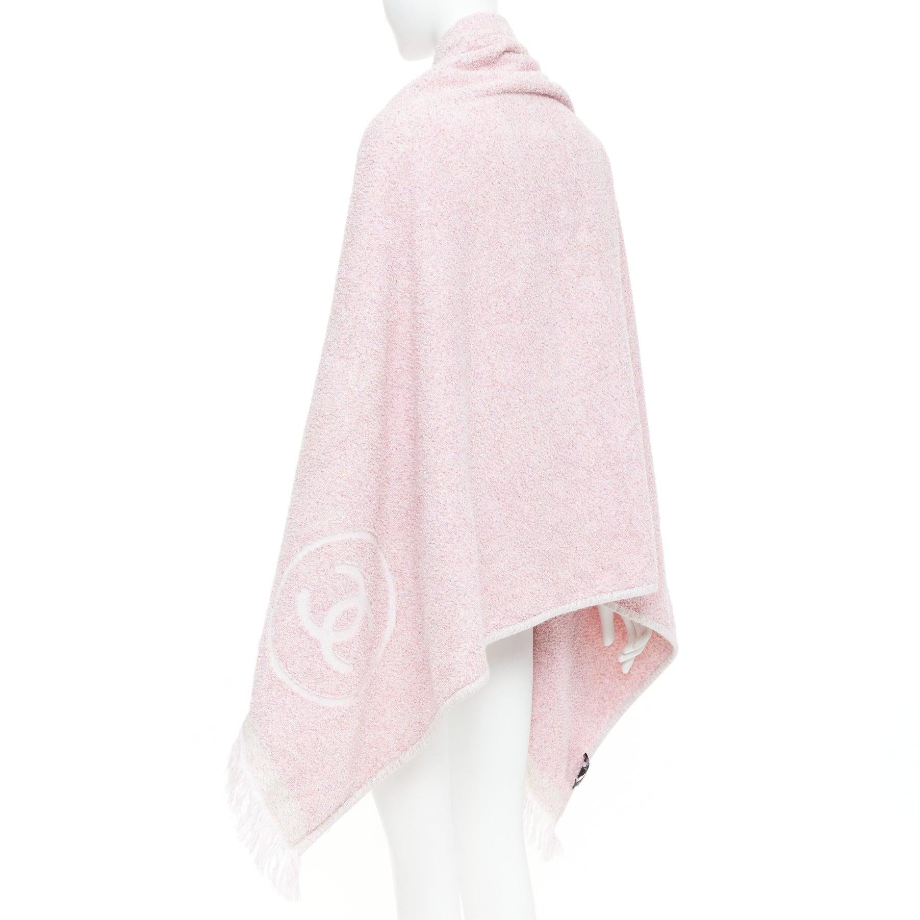 Telo mare Chanel Vintage Cruise rosa 100% cotone boucle CC con logo e frange in vendita 2