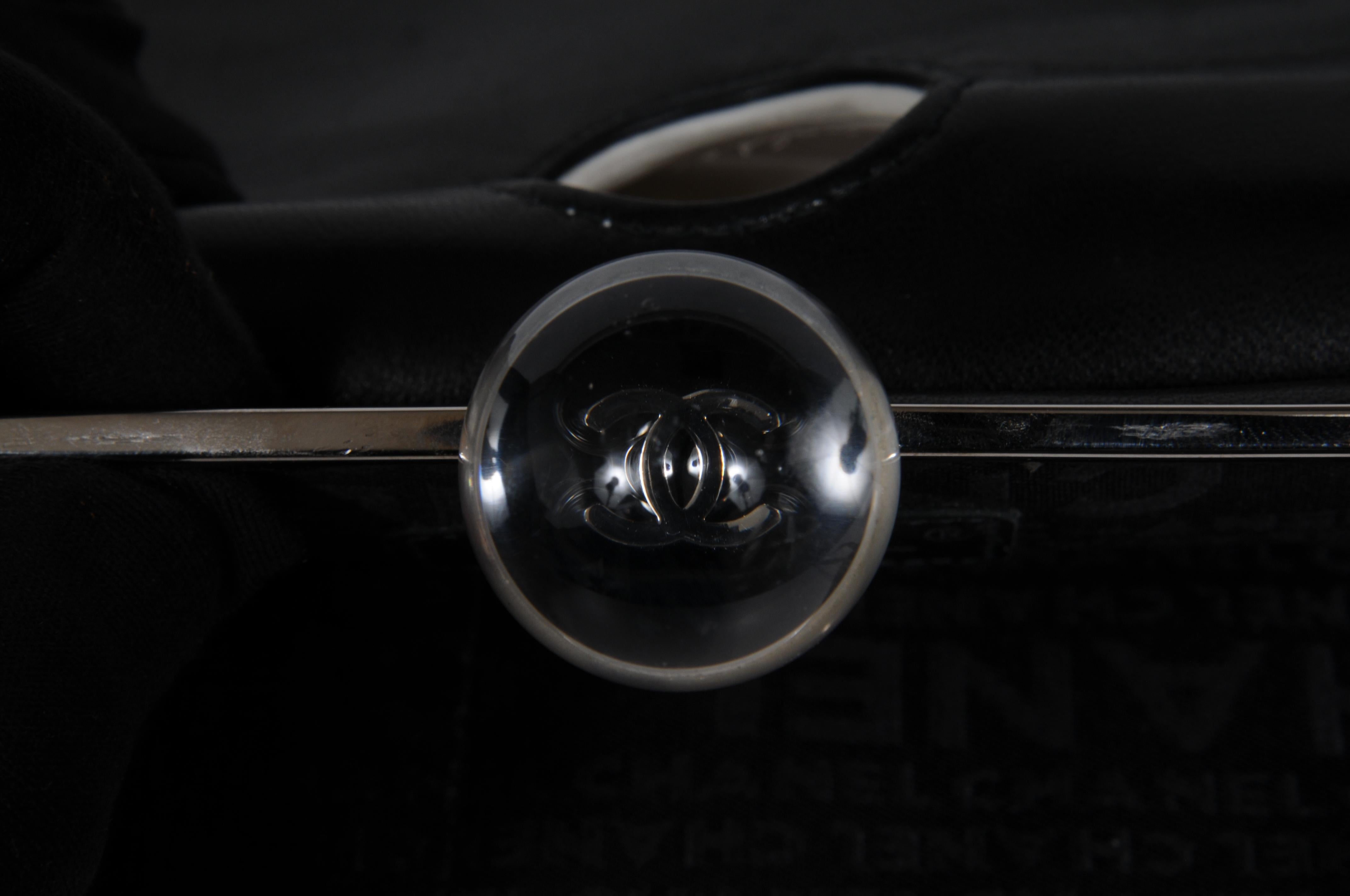 Chanel Vintage Crystal Ball Gesteppte Lammfell Clutch Tasche Weiß Schwarz Leder im Angebot 7