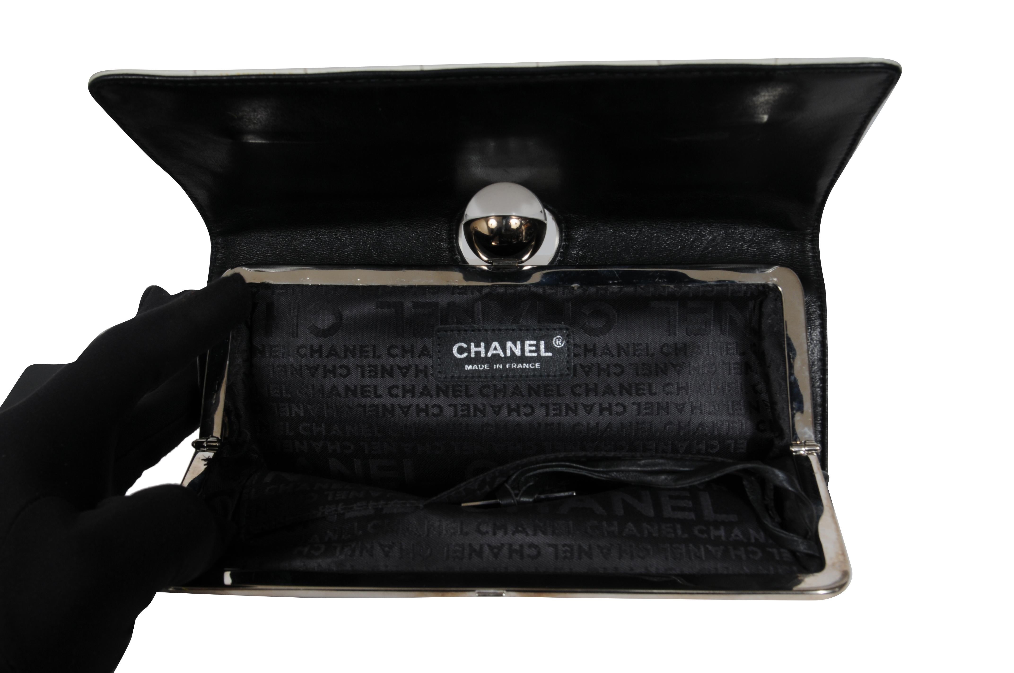 Chanel Vintage Crystal Ball Gesteppte Lammfell Clutch Tasche Weiß Schwarz Leder im Angebot 10