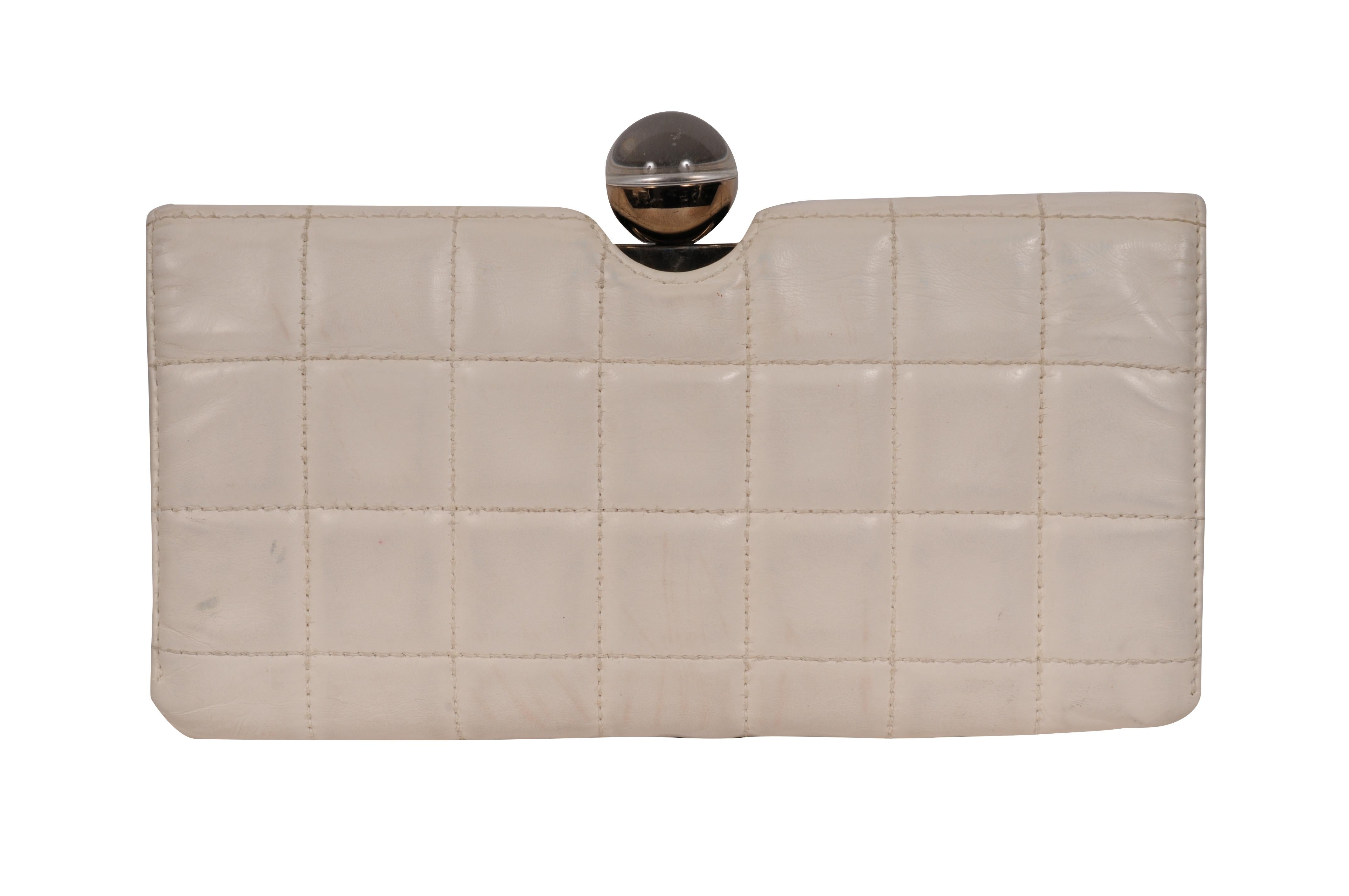 Chanel Vintage Crystal Ball Gesteppte Lammfell Clutch Tasche Weiß Schwarz Leder (Beige) im Angebot