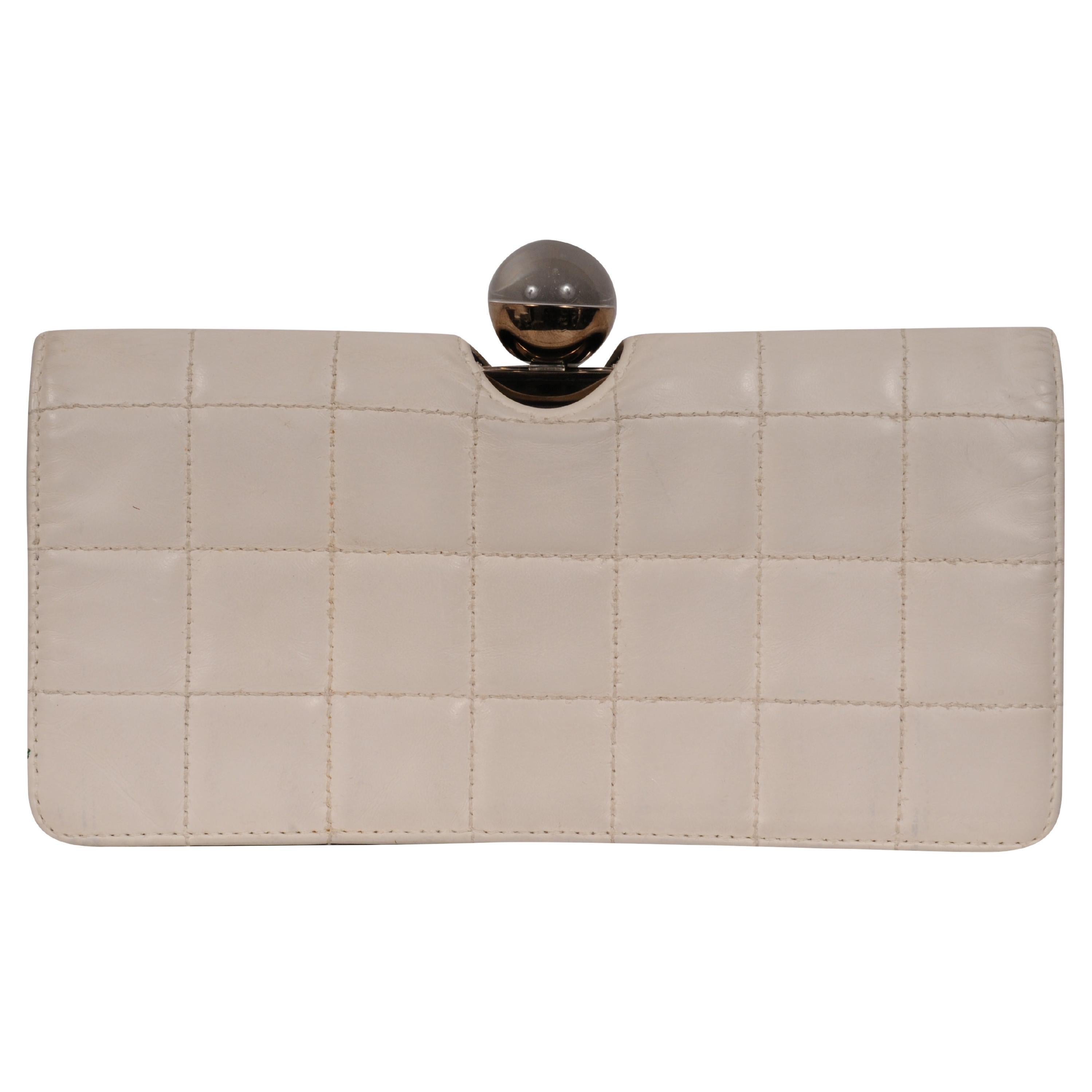 Chanel Vintage Crystal Ball Gesteppte Lammfell Clutch Tasche Weiß Schwarz Leder im Angebot