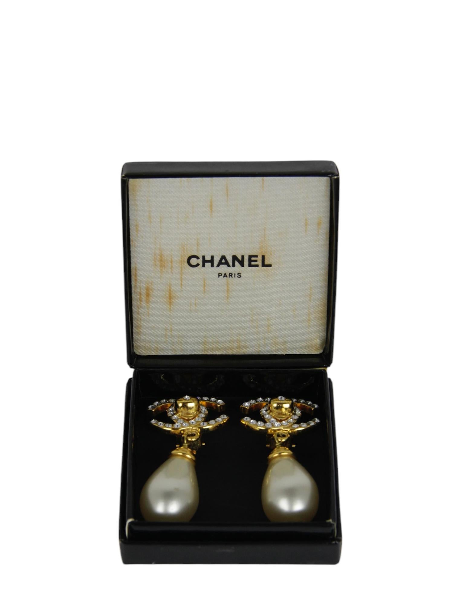 Chanel Vintage Kristall Twistlock CC & Perle hängenden Clip Ohrringe 

Hergestellt in: Frankreich
Jahr der Herstellung: 1996
MATERIALIEN: Metall mit Kristallen und Kunstperlen
Punzierungen: CHANEL MADE IN FRANCE
Verschluss/Öffnung: