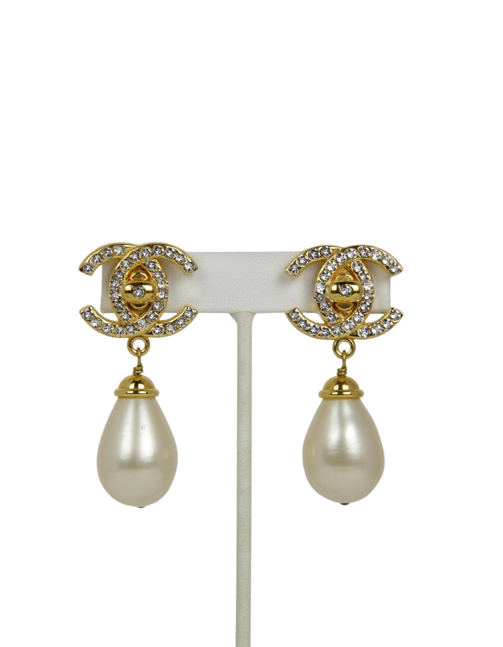Chanel Vintage Crystal CC & Perle hängenden Clip Ohrringe (Brillantschliff) im Angebot