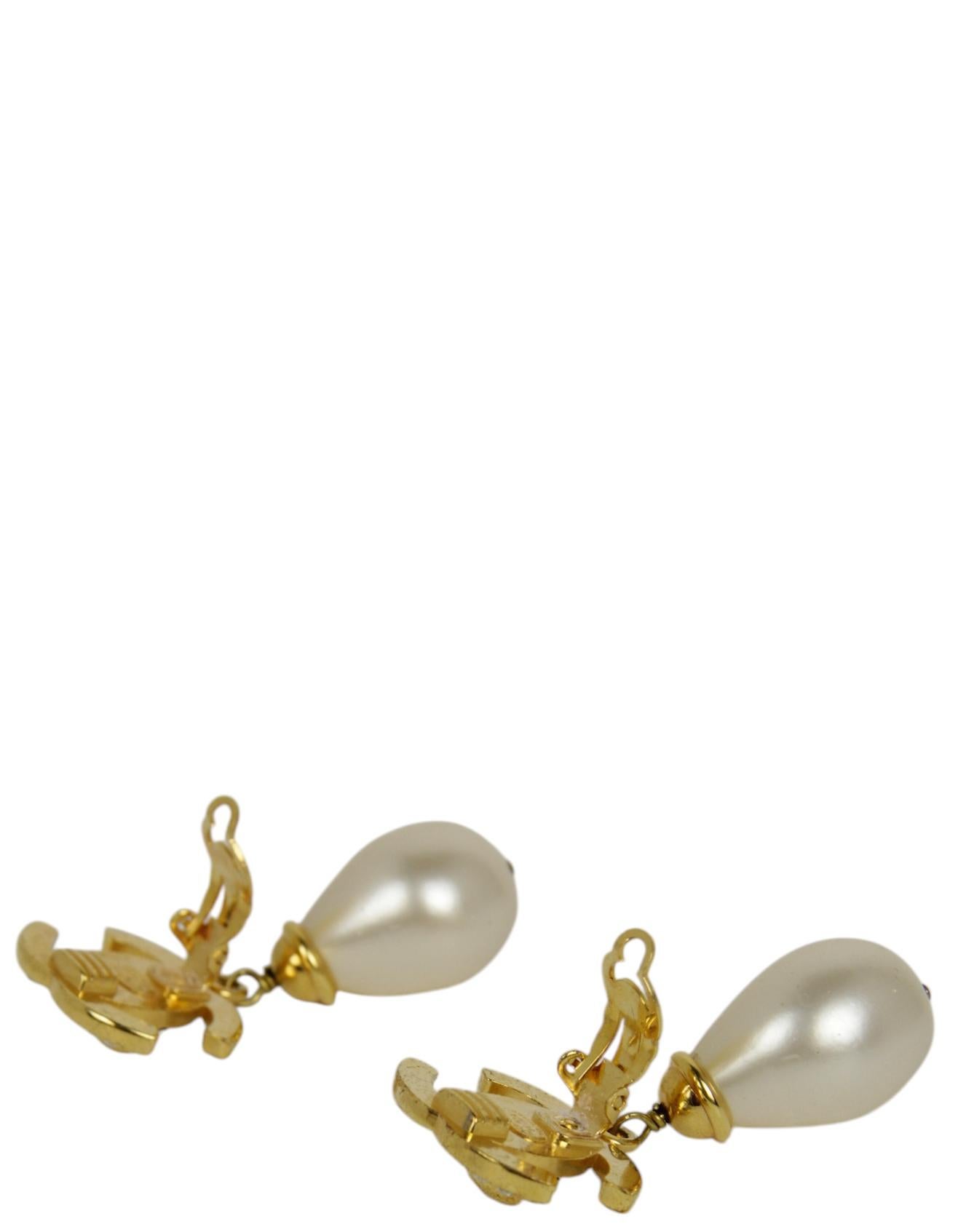 Chanel Vintage Crystal CC & Perle hängenden Clip Ohrringe im Zustand „Hervorragend“ im Angebot in New York, NY