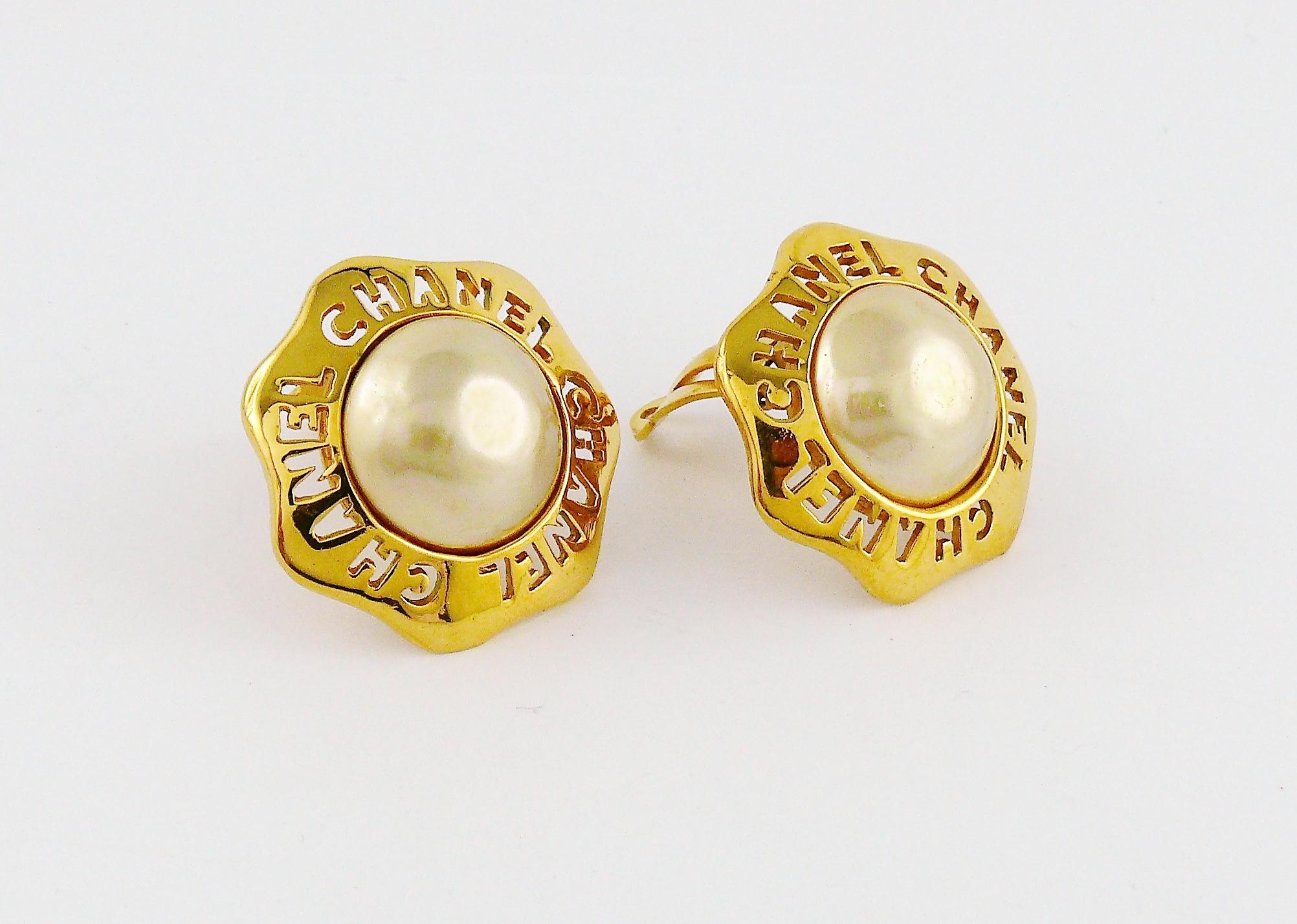Chanel Vintage Cut Out Pearl Clip-On Earrings In Excellent Condition In Nice, FR