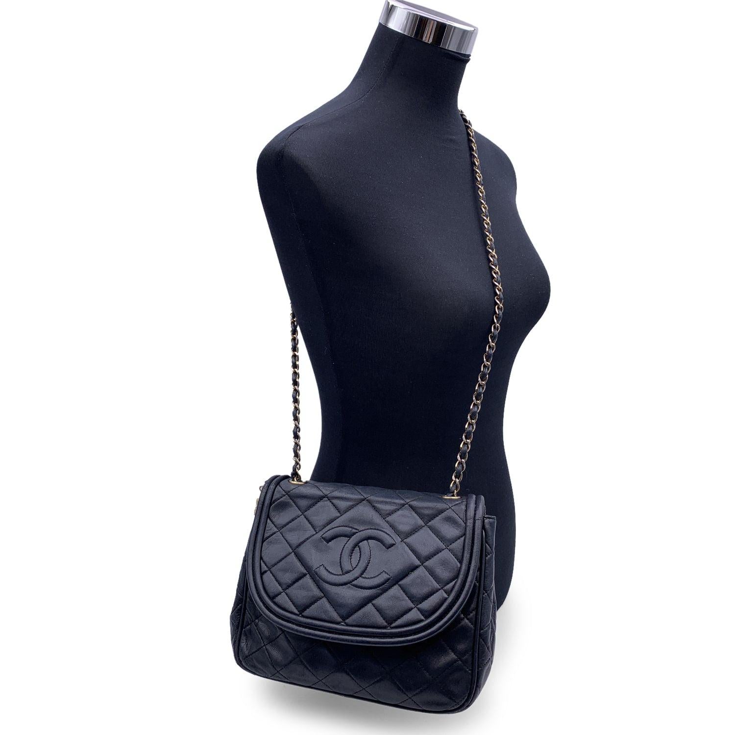 Vintage Chanel shoulder bag in dark blue quilted leather. Flap with magnetic button closure. CC logo on the front. Leather lining. Tassel detail on the side. Blue leather lining. 1 side zip pocket inside. Gorgeous gold metal strap with interwoven