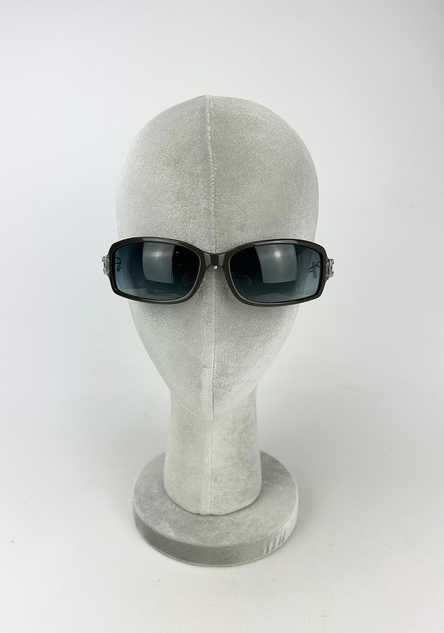 Chanel Vintage Dark Gray Rectangle Frame Matte Silver Sunglasses in excellent condition. Dark gray frame in classic and timeless 2000s rectangle shape trimmed with CC logos and thin metal arms in matte silver. Gradient dark gray lenses with Chanel