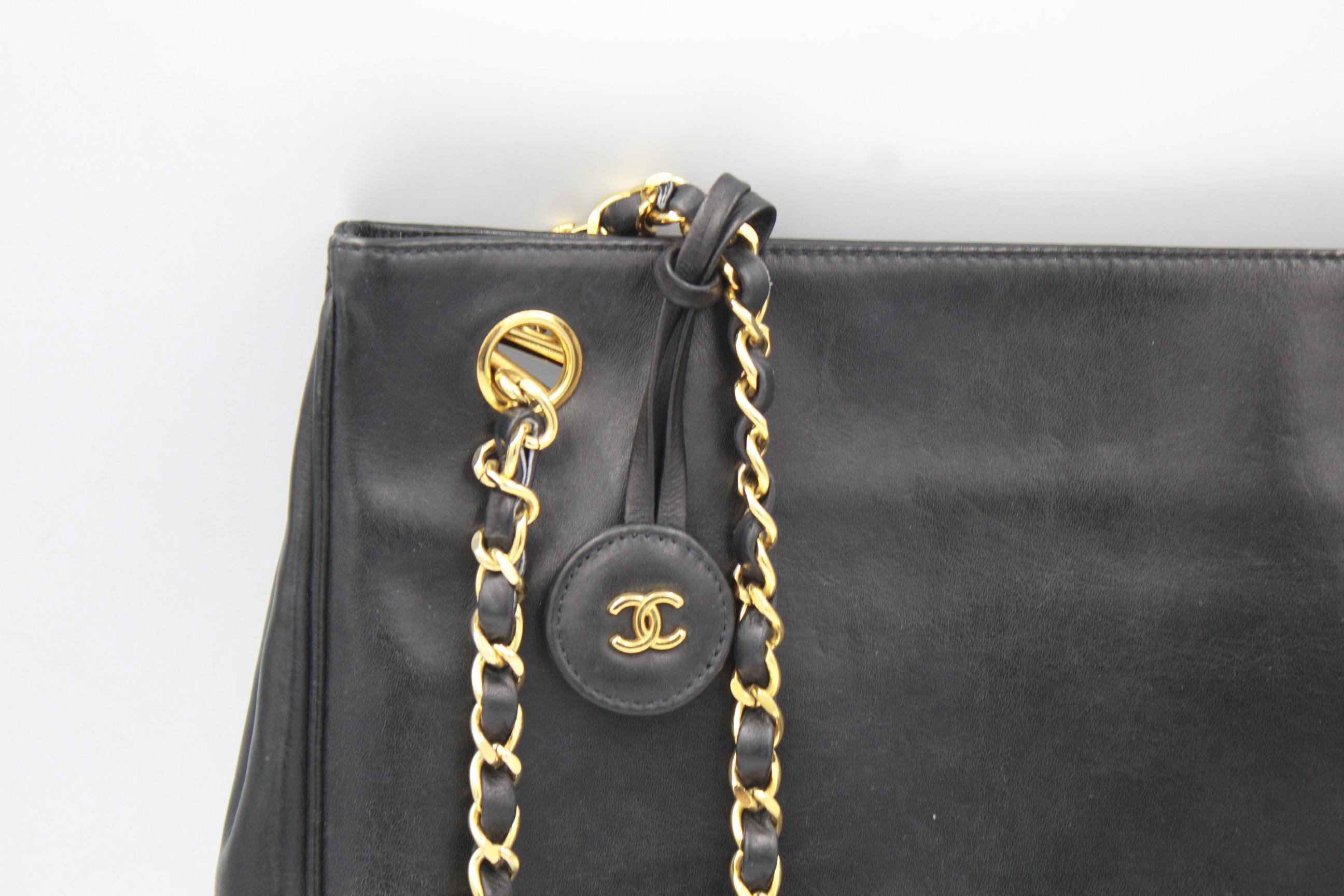 Vintage Chanel small  shopper (28x22 cm) in blakc lambskin leather
Good vintage condition, some light signs of use
Hologram inside, no card or dust bag



