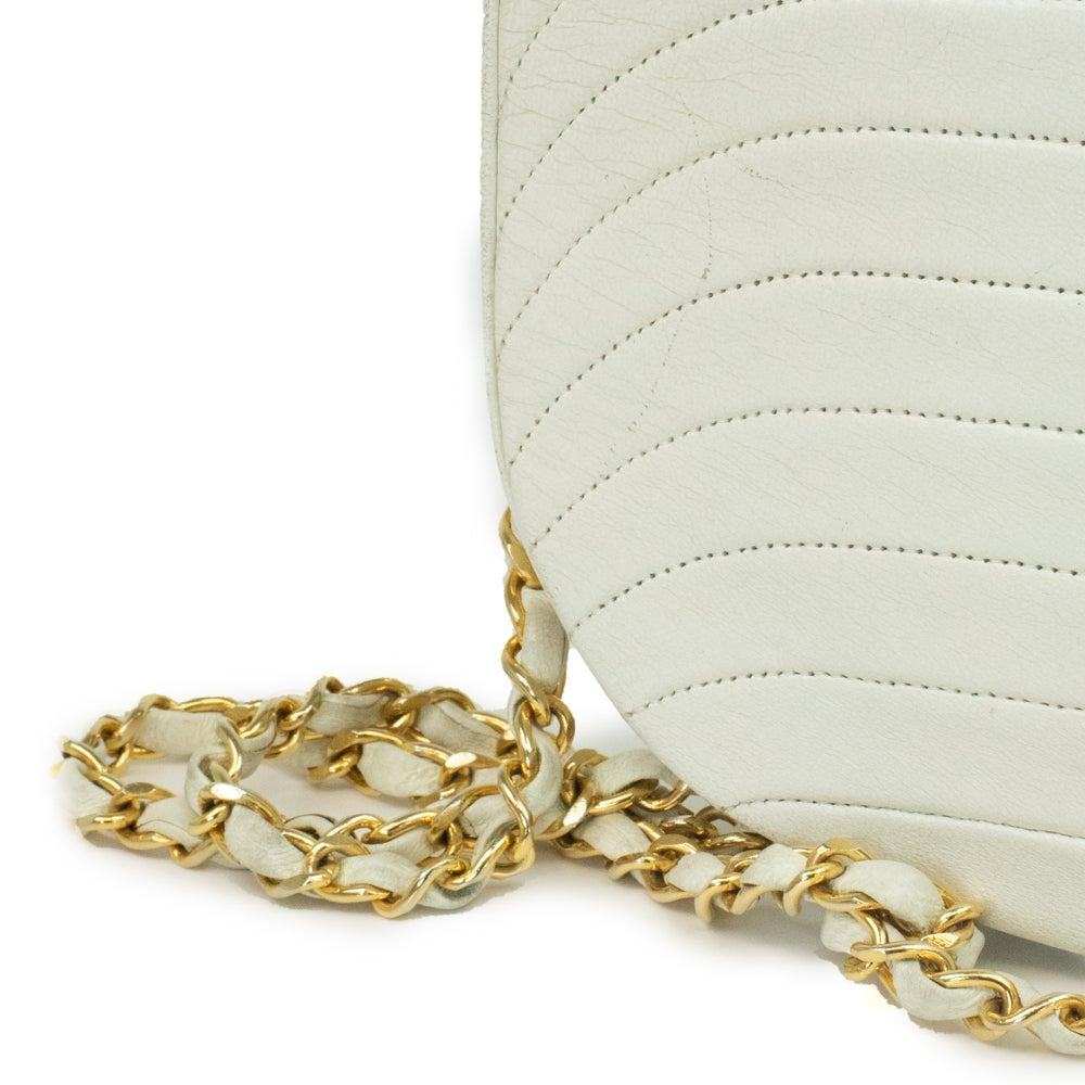 CHANEL, Vintage Demi-Lune in weißem Leder im Angebot 8