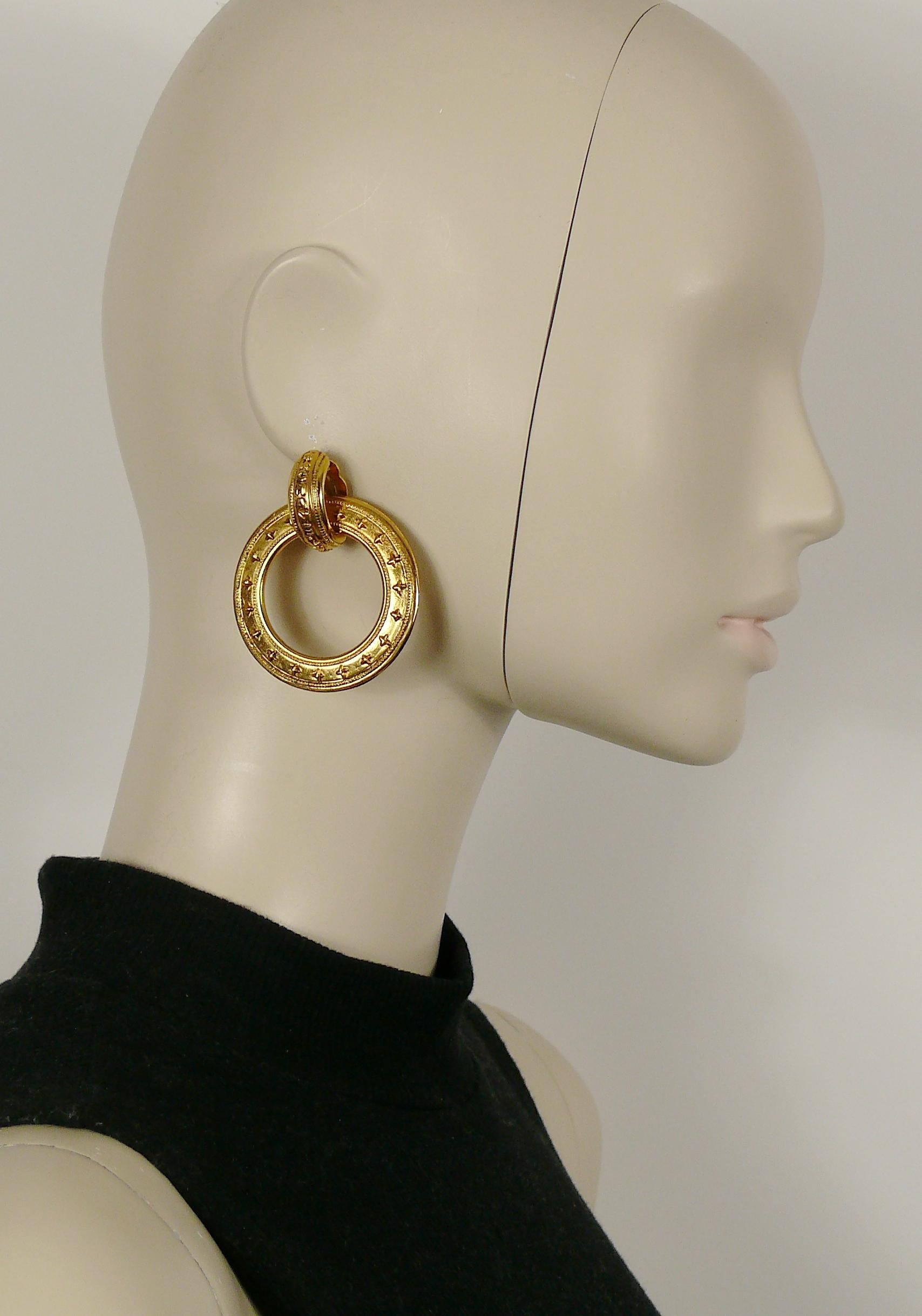 CHANEL vintage detachable gold toned hoop earrings (clip-on) featuring stylized stars on the hoop and CHANEL logo on the top part.

Could be worn two ways.

Embossed CHANEL Made in France.

Indicative measurements : max. height approx. 5.7 cm (2.24